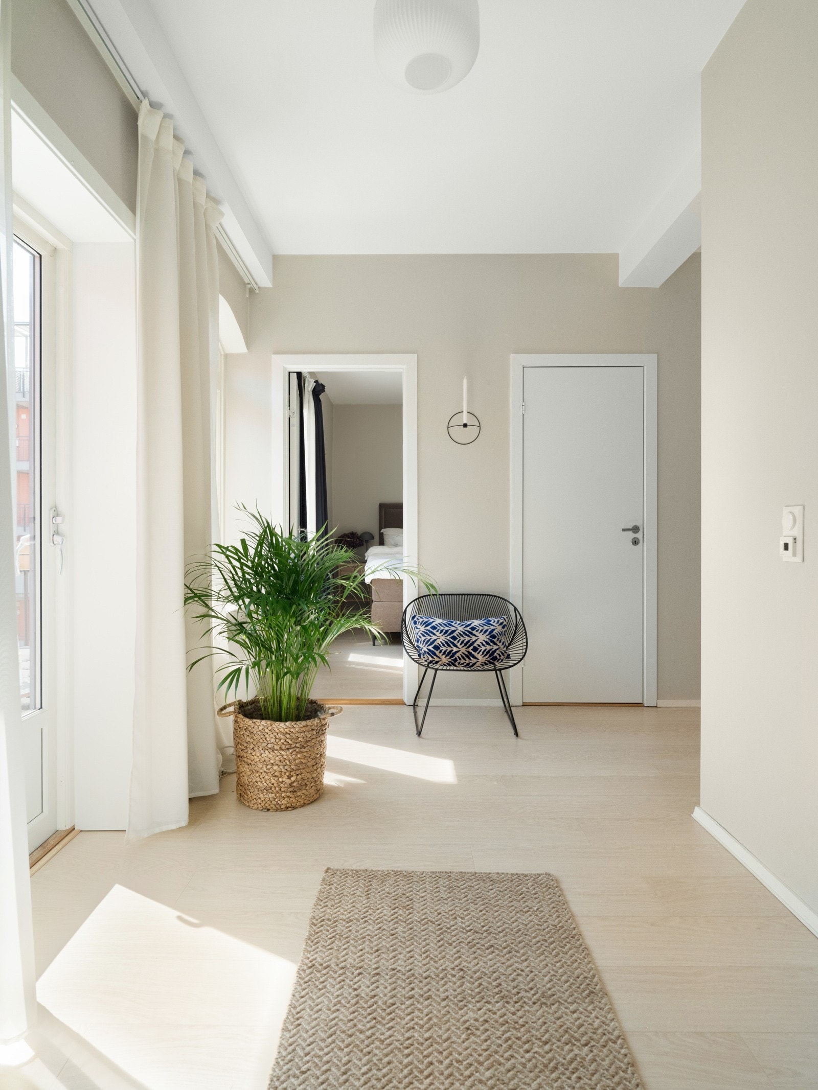 Dette er det som møter deg når du kommer inn på visning. En herlig, åpen entré med masse lys. Galleribilde