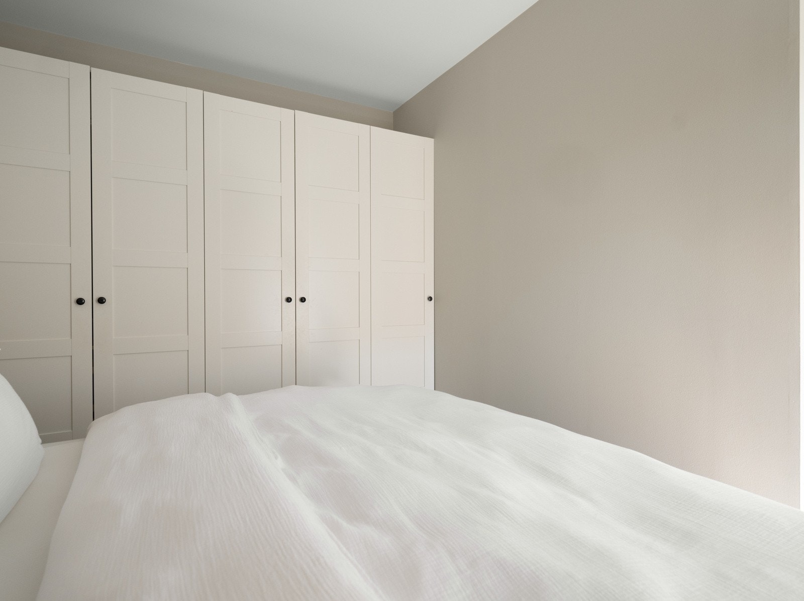 De store garderobeskapene følger også med på kjøpet. Galleribilde