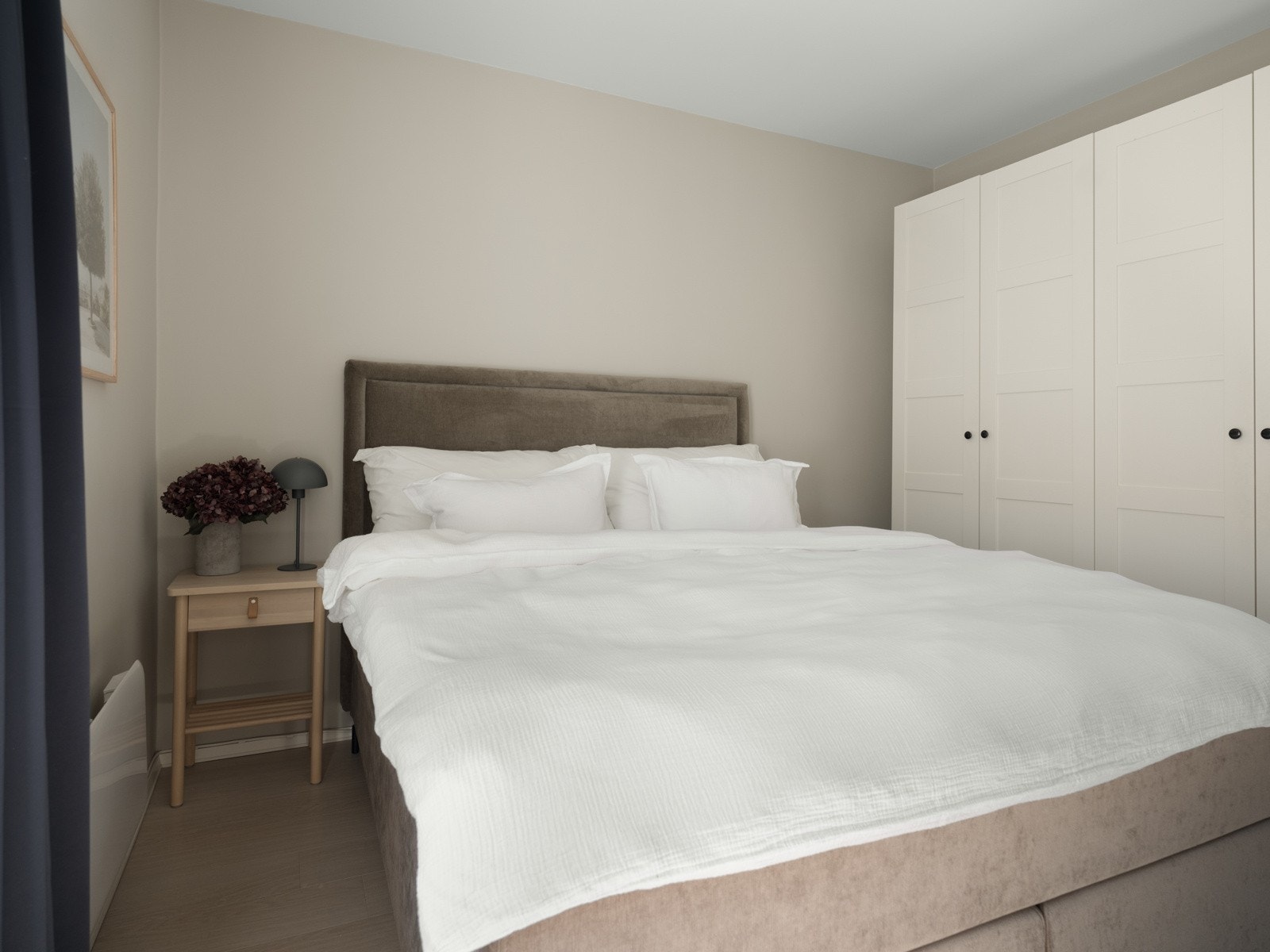 Her er det herlig plass til større dobbeltseng (sengen i rommet er 180x220), nattbord og garderobe. Galleribilde