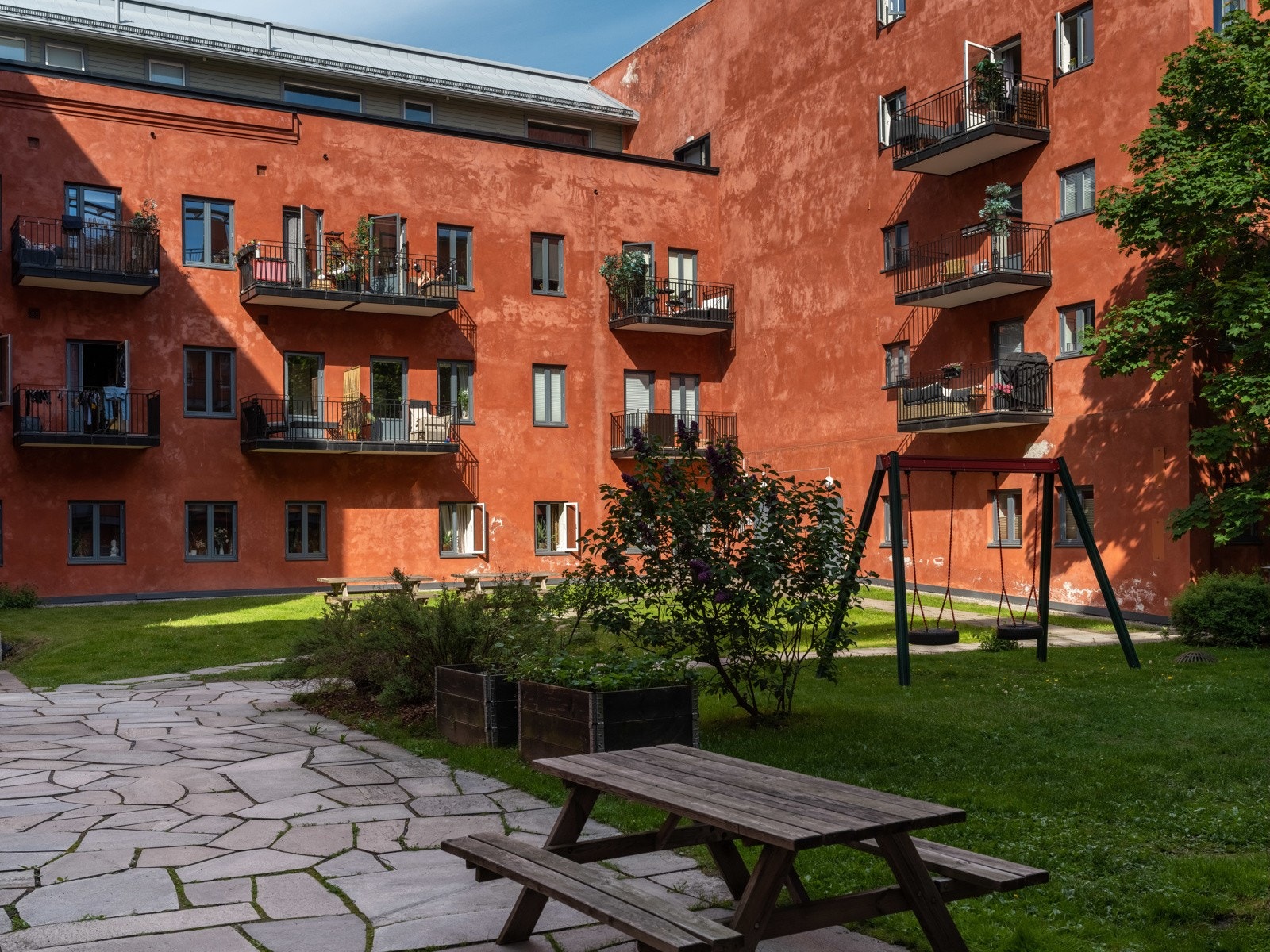 Bakgården byr på herlig grøntarealer og sittegrupper. Galleribilde