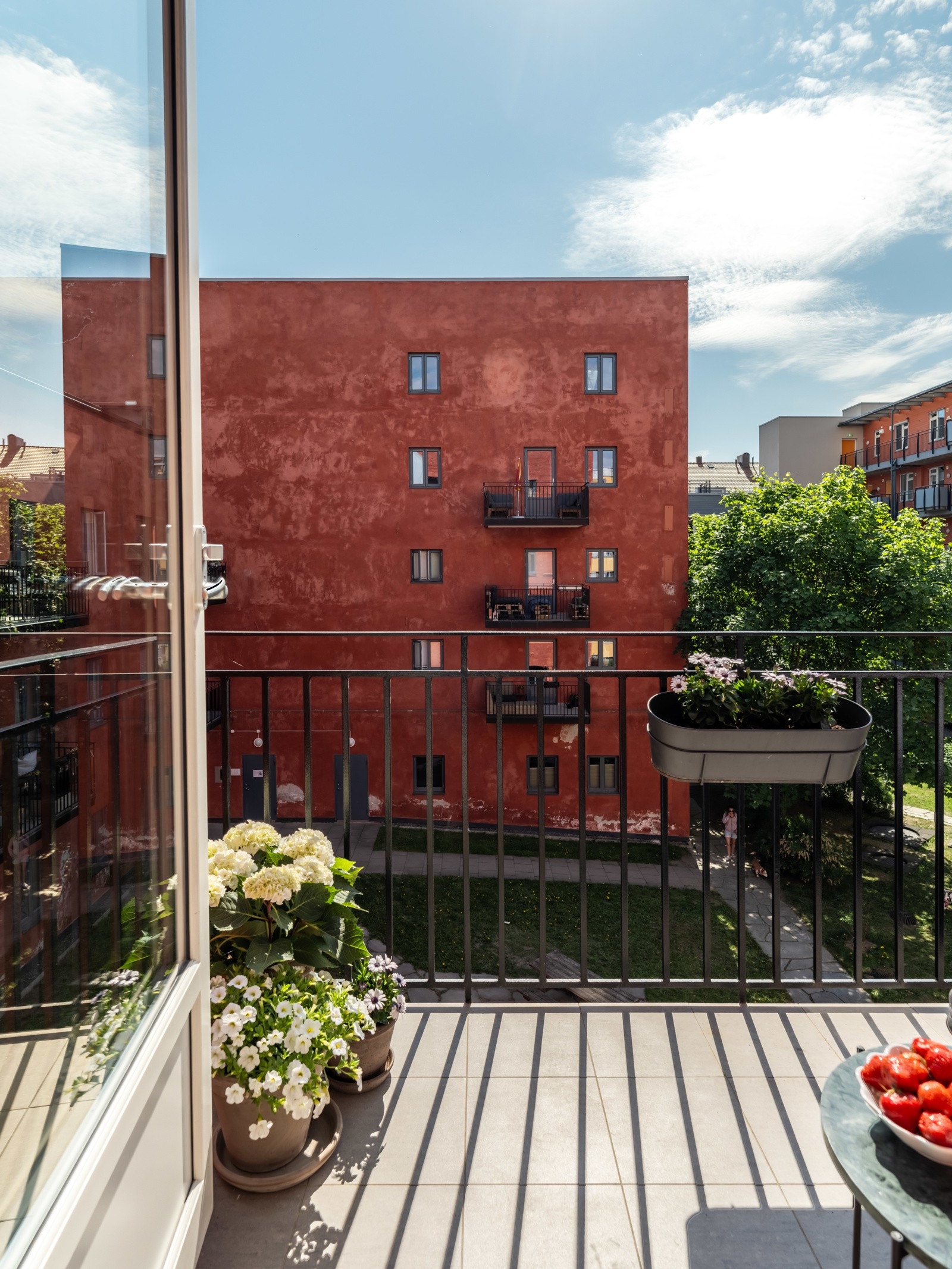 For vi må ta turen ut på den solrike balkongen først. Galleribilde