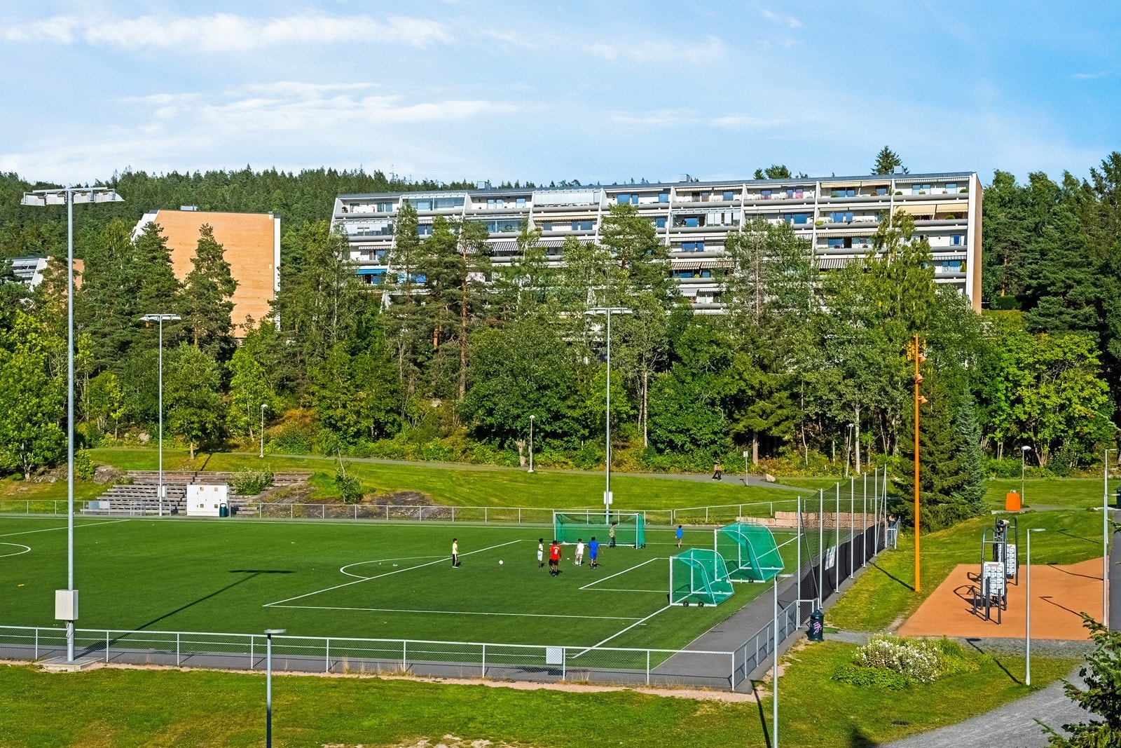 Fotballbanen ligger bak Stovner senter. Galleribilde