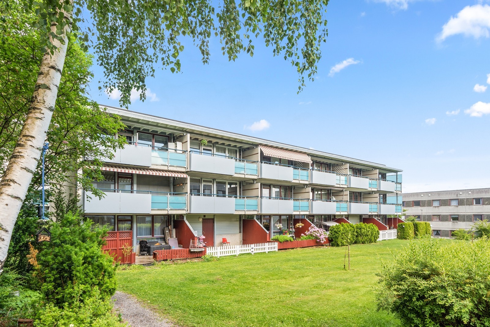 Meget fine grøntareal rundt boligen. Galleribilde