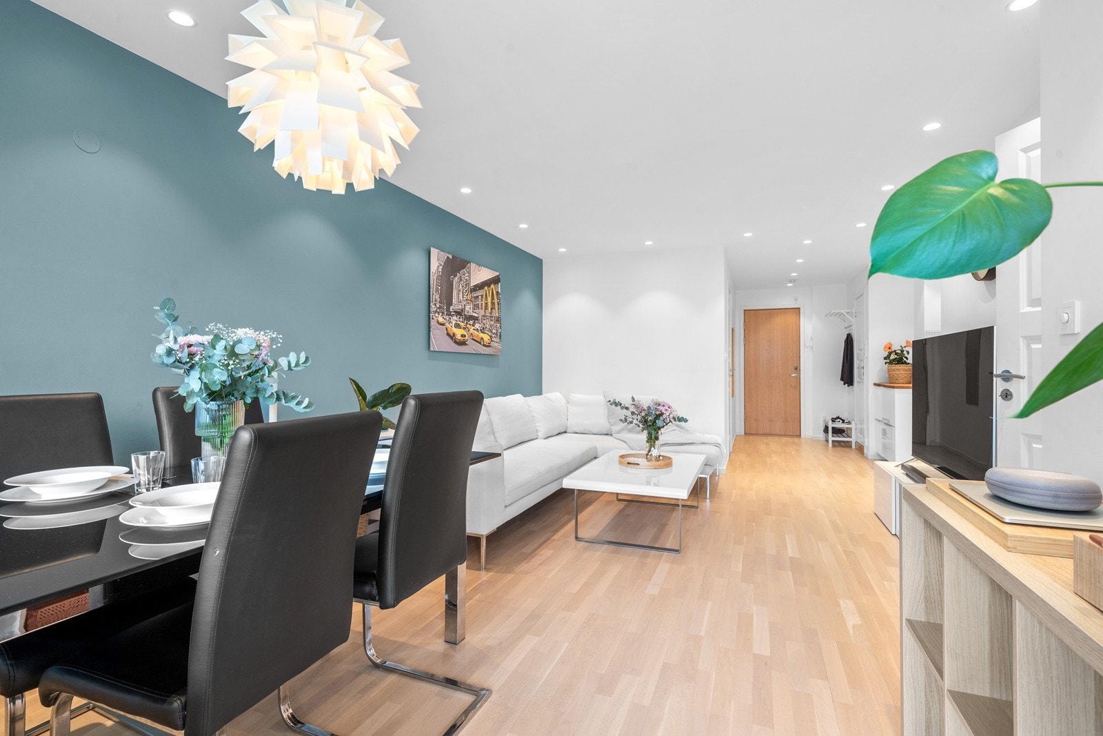 Overflatene er malt i lyse og duse farger og gulvet er belagt med laminat. Det er montert rikelig med downlights i himlingen. Galleribilde