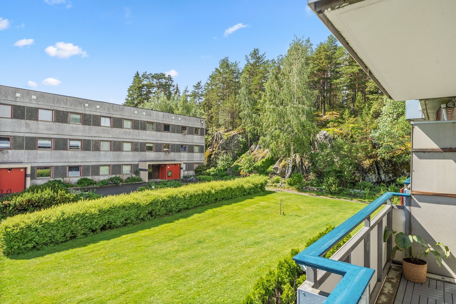 Fra balkongen er det fint utsyn mot grøntarealer og lite innsyn. Galleribilde