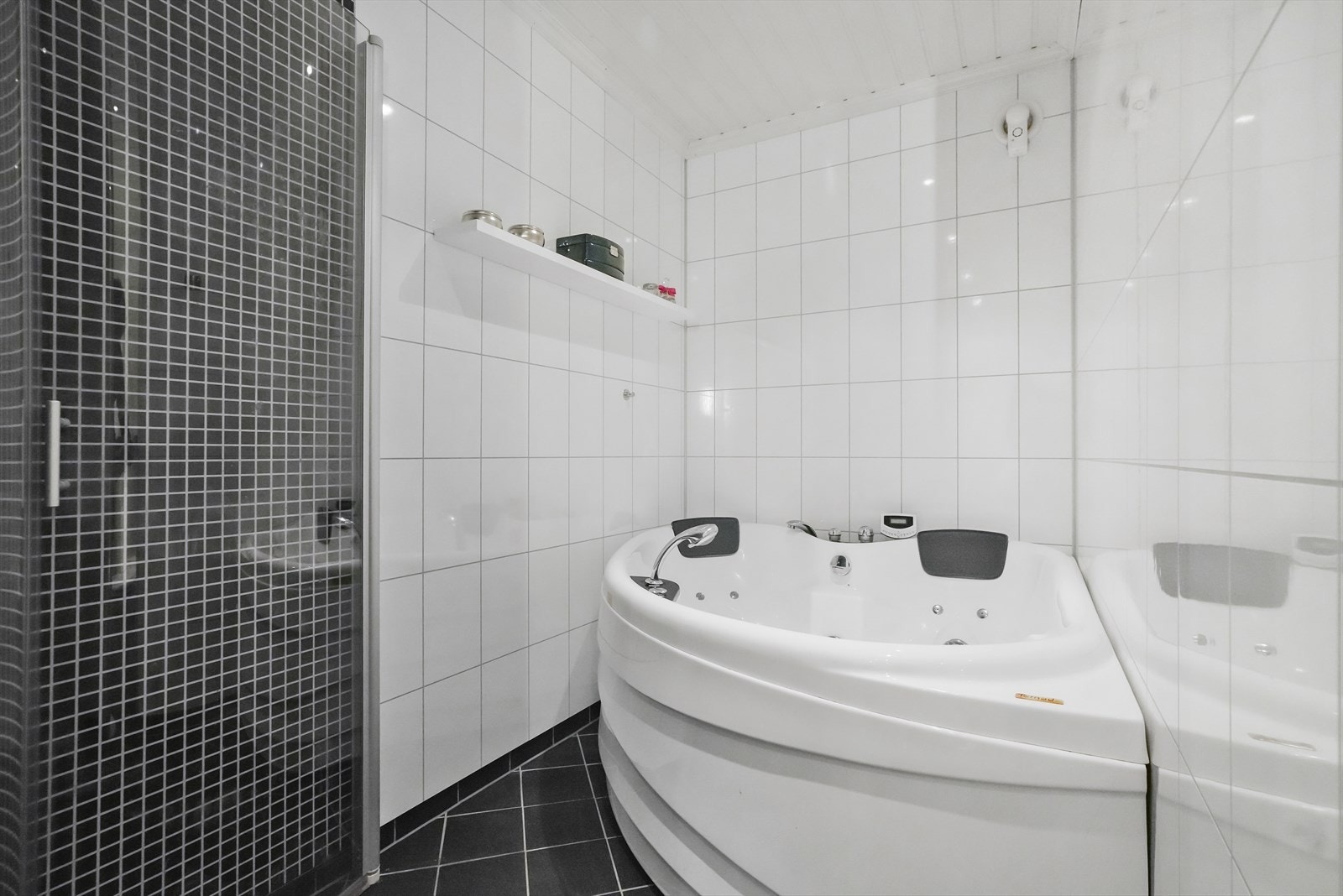 - Her er det både dusjhjørne og badekar - Galleribilde