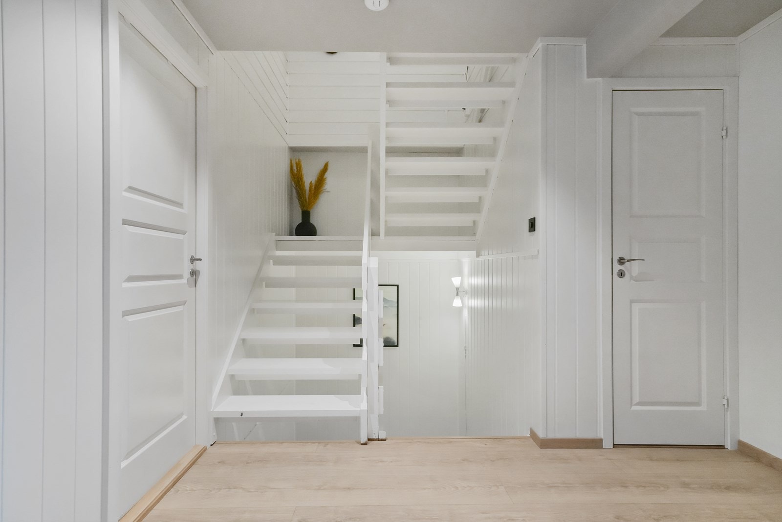 - Gangen ble modernisert i 2015 med nye overflater samt trappen ble malt - Galleribilde
