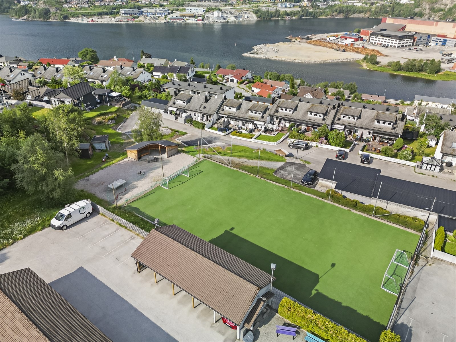 - Barnevennlige fellesarealer med fotballbane, bordtennisbord og gapahuk. Borettslaget har også lekeplass - Galleribilde