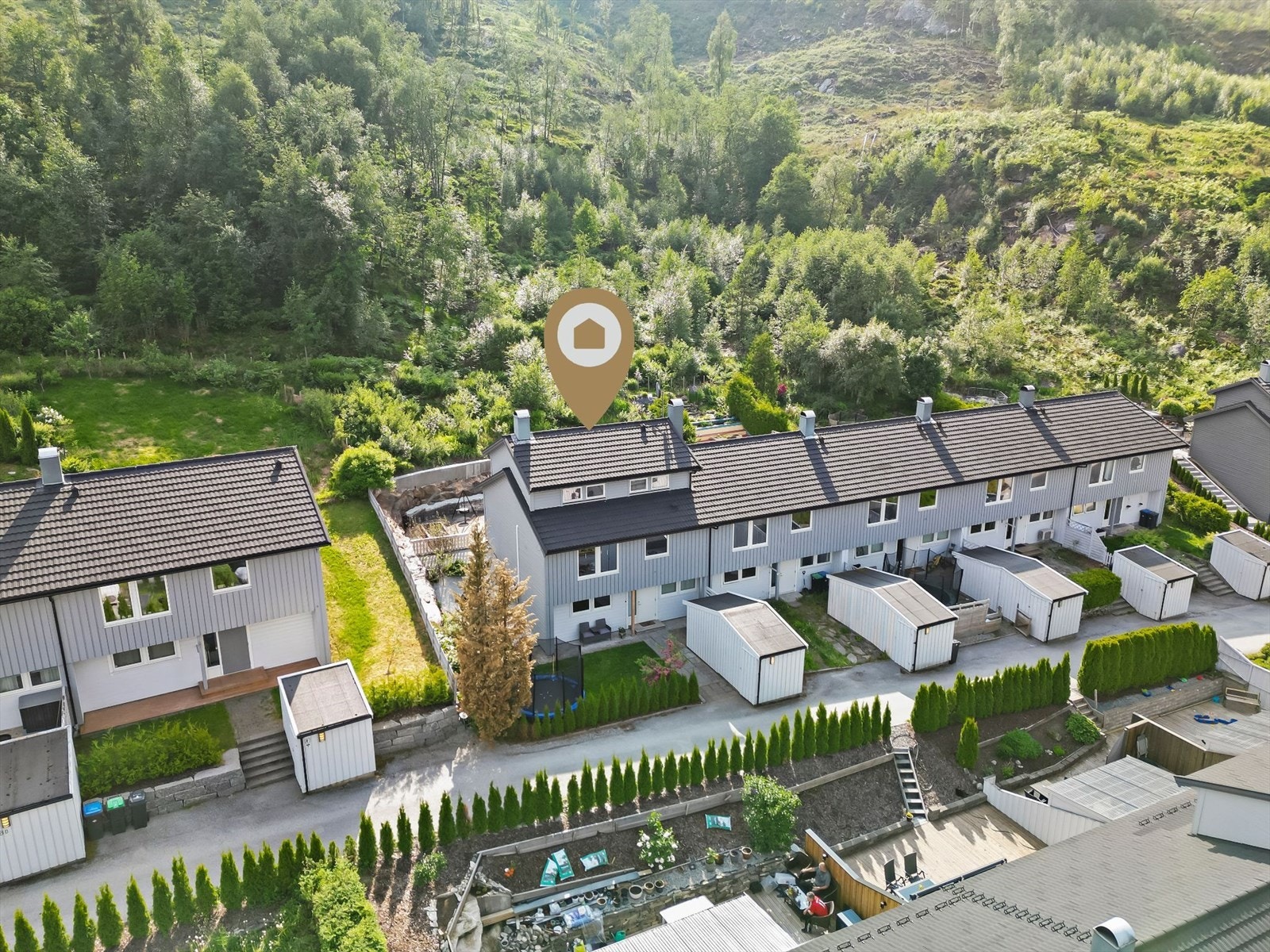 - Fin endebeliggenhet. Legg merke til utebod på 10m² ved inngangsparti - Galleribilde