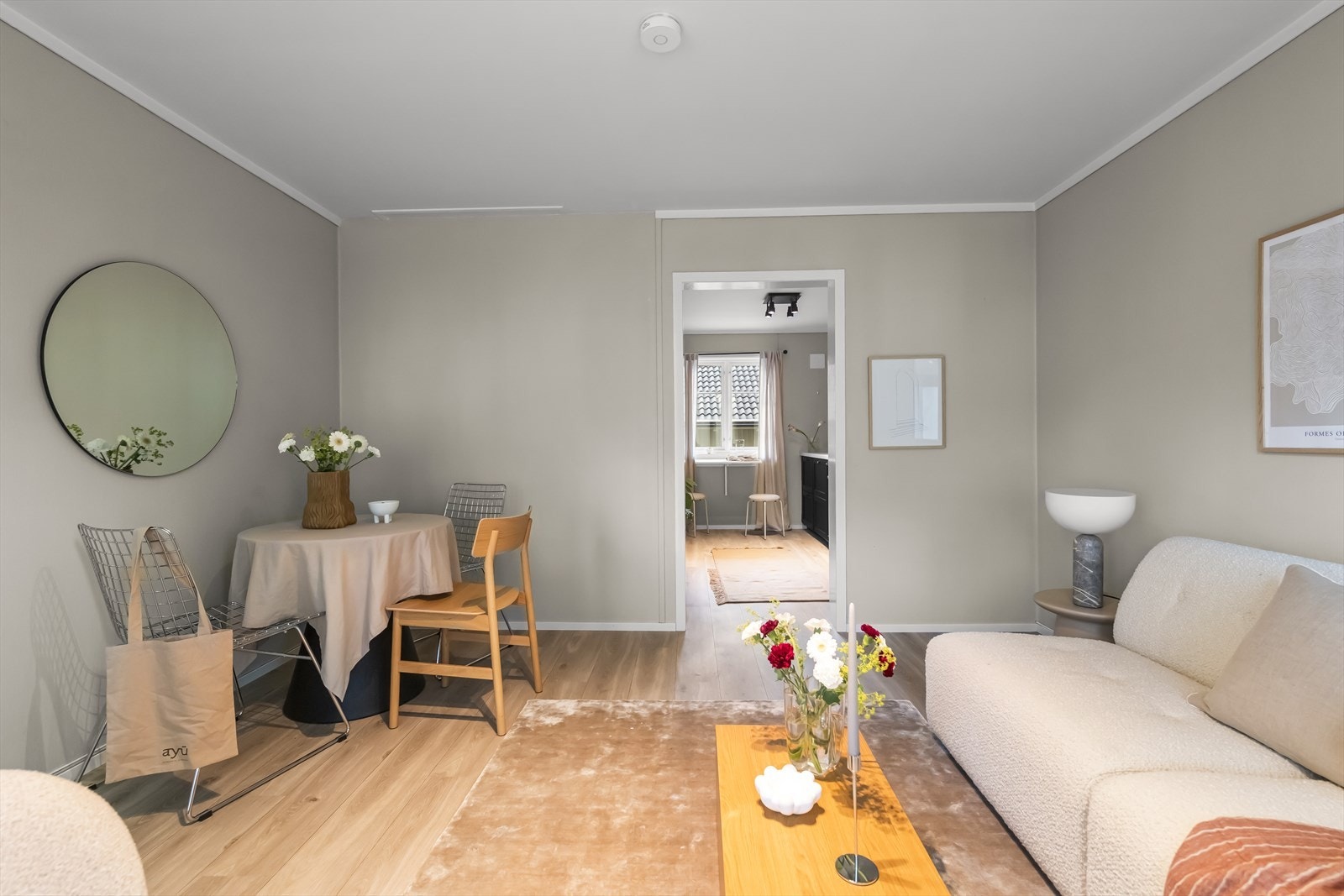 Stuen er et hyggelig rom med plass til både spisestue og sofa. Galleribilde