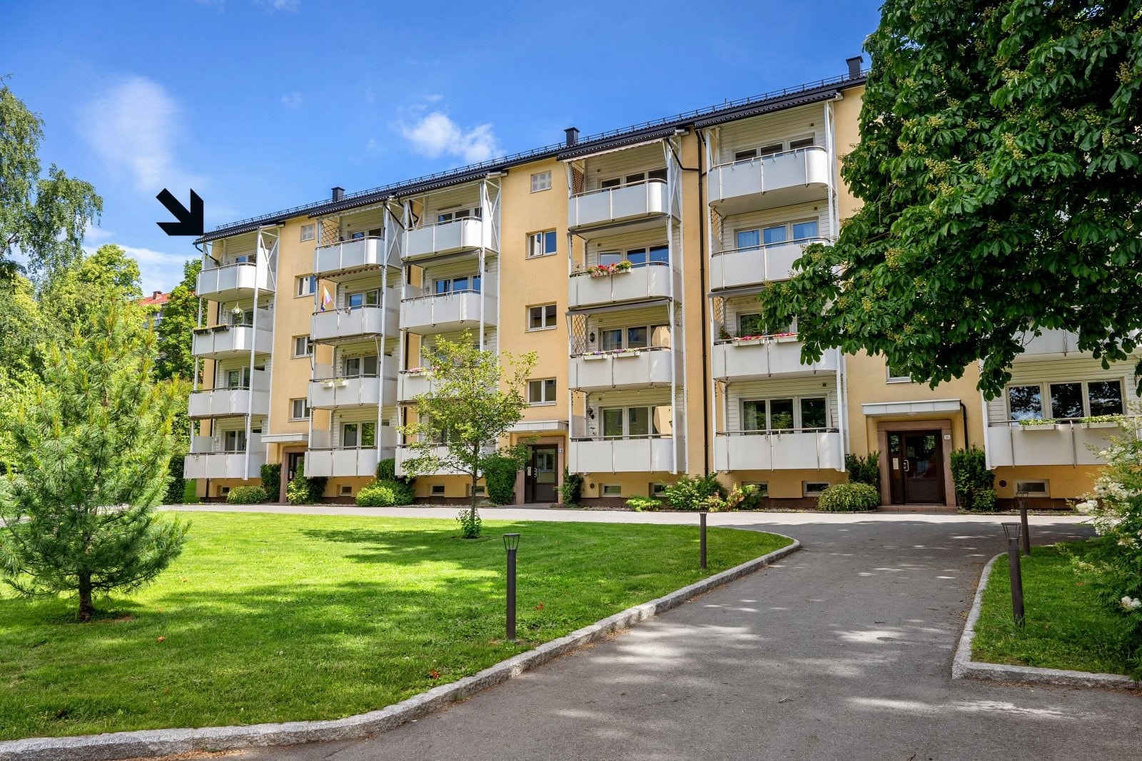 Hyggelig fasade. Endeleiligheten befinner seg i toppetasjen til venstre ved pilen. Galleribilde
