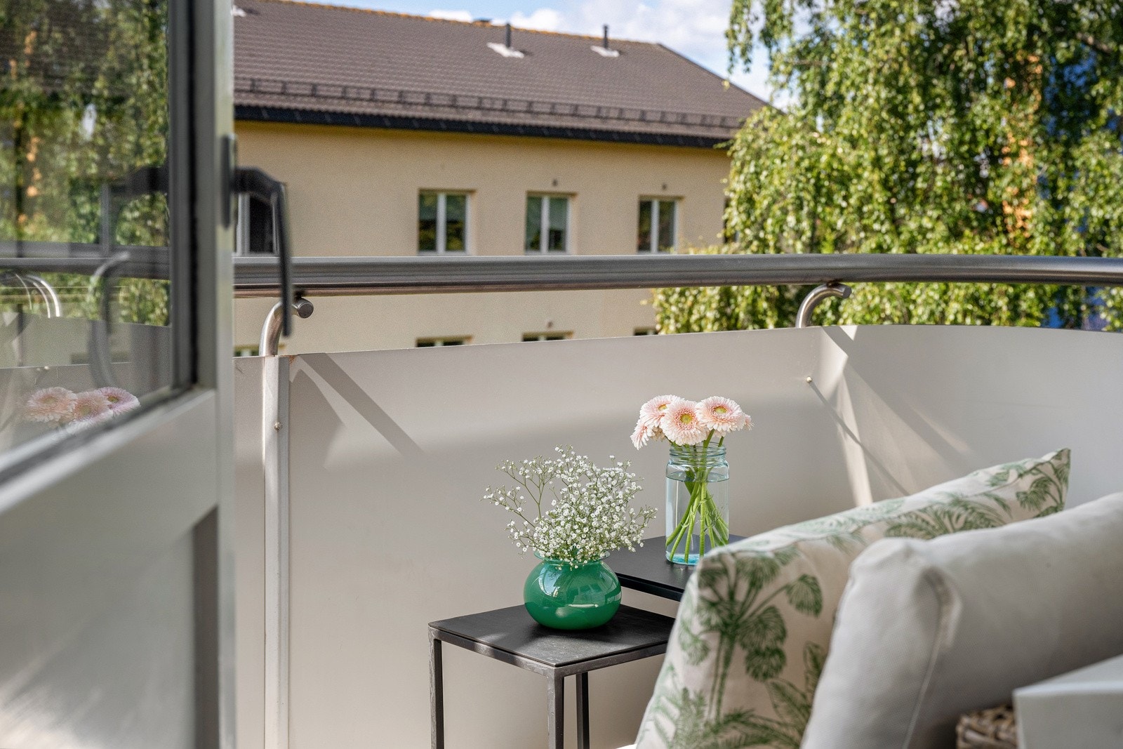 Her kan du nyte ypperlige solforhold på sommerstid fra ca. kl. 12- 19. På lyseste tid på året vil man kunne få ekstra kveldssol til kl. 21 dersom man fjerner avtagbar solskjerm på siden. Galleribilde
