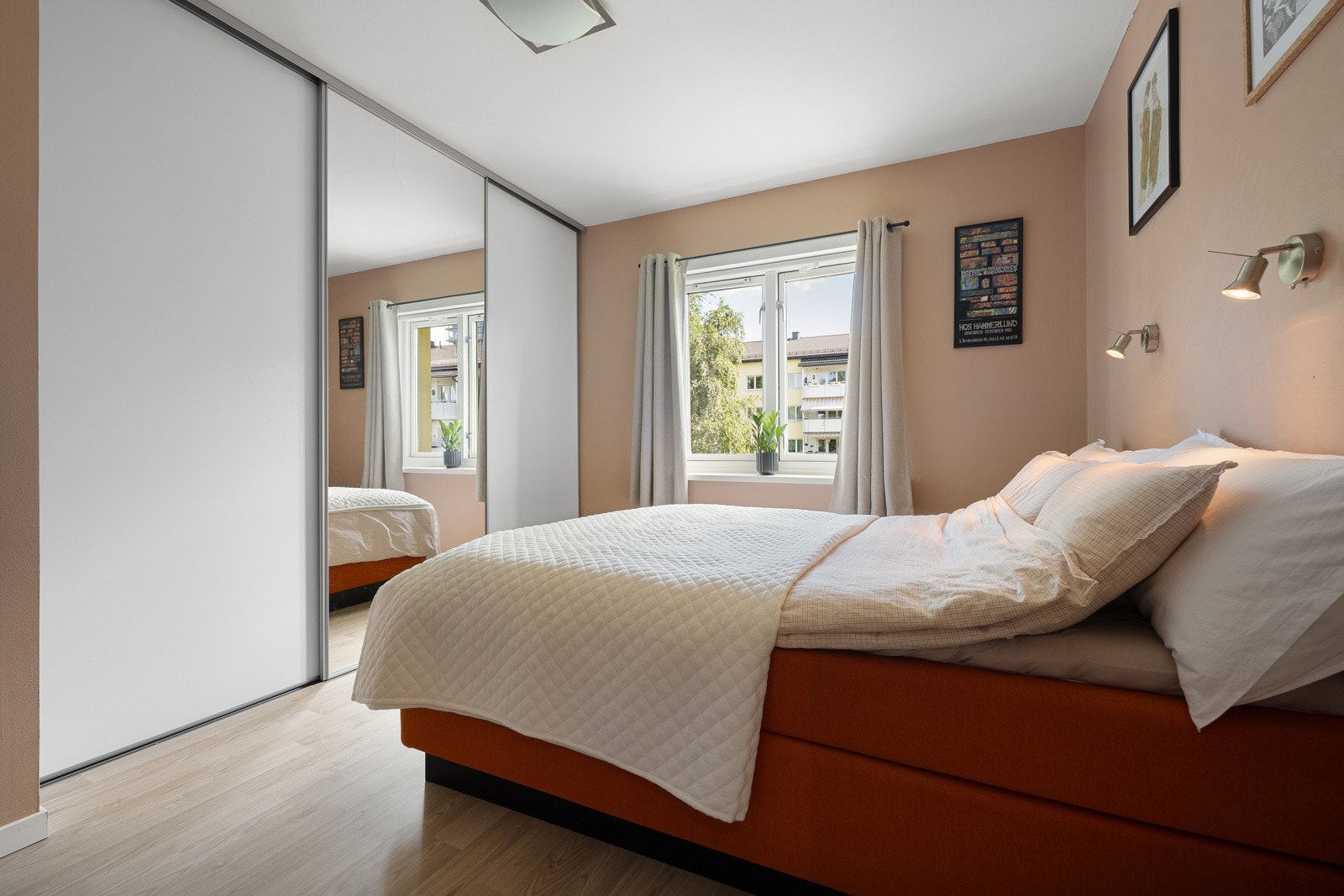 Stor skyvedørsgarderobe sørger for gode oppbevaringsmuligheter. Rikelig med naturlig lysinnslipp skaper en god atmosfære i rommet. Galleribilde