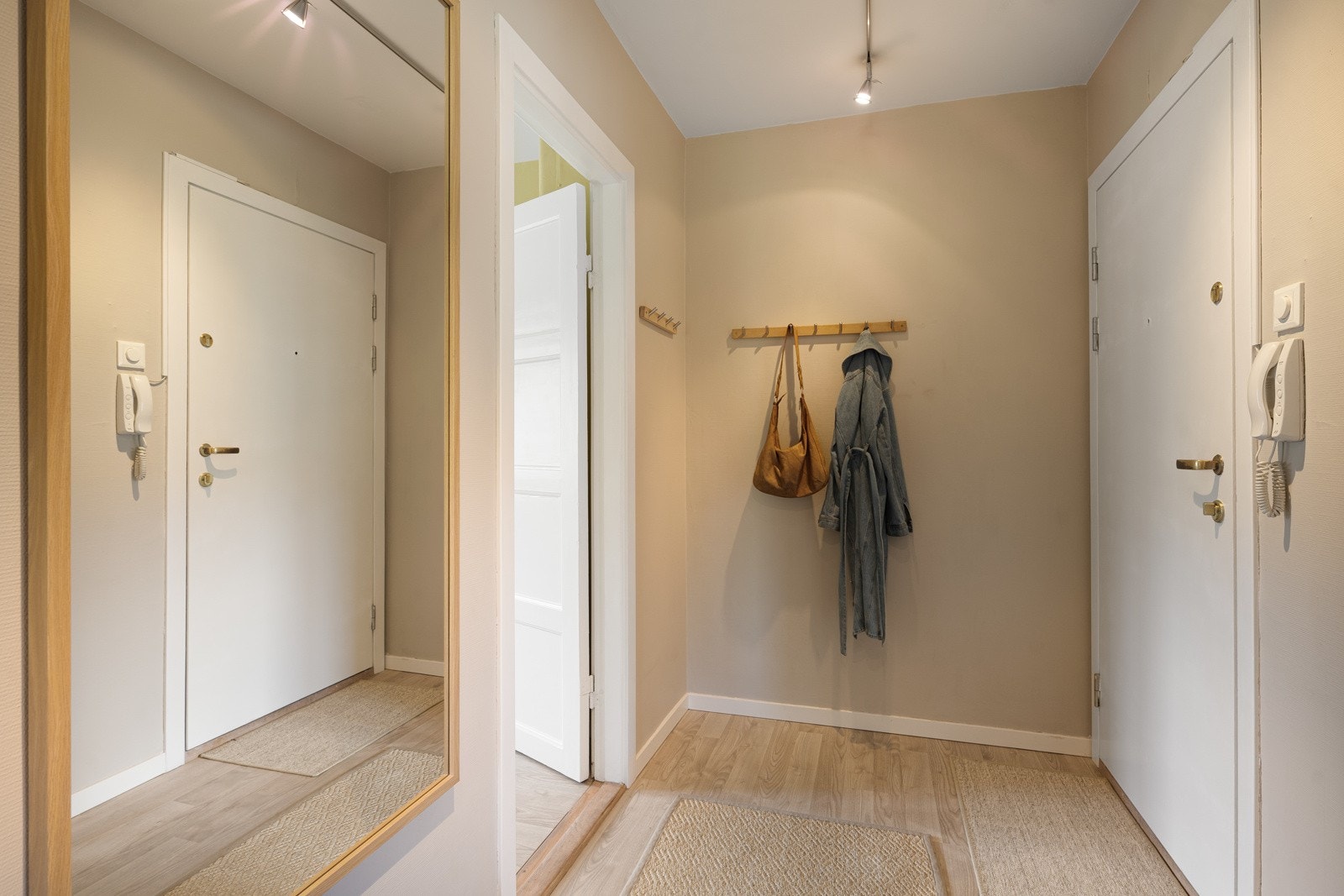 Det første du vil møte i leiligheten er en romslig og praktisk entré. Galleribilde