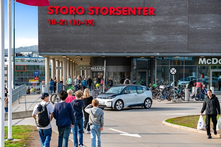 I umiddelbar nærhet kan du ta deg til Storo Storsenter som byr på en rekke servicefasiliteter med sine 140 butikker, spisesteder, kaféer og helsetjenester. Galleribilde