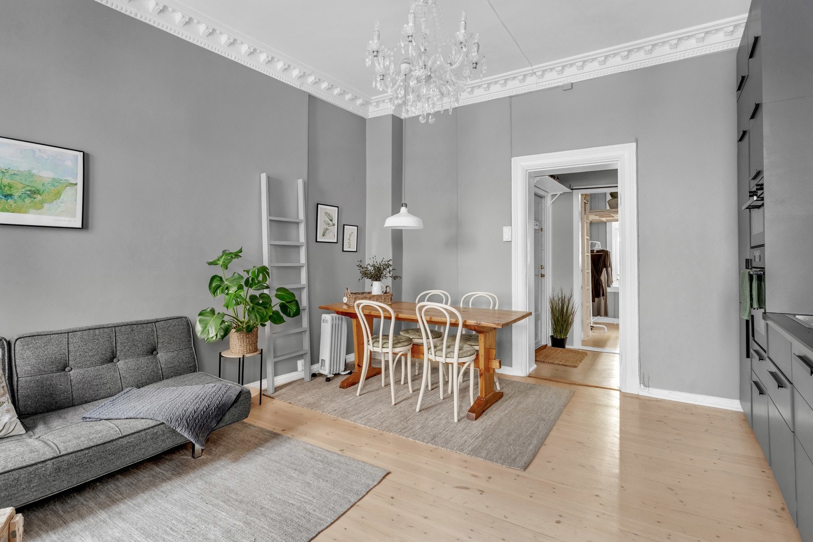 Integrerte hvitevarer, platetopp samt stekeovn og mikro. Stekeovnen er helt ny. Galleribilde