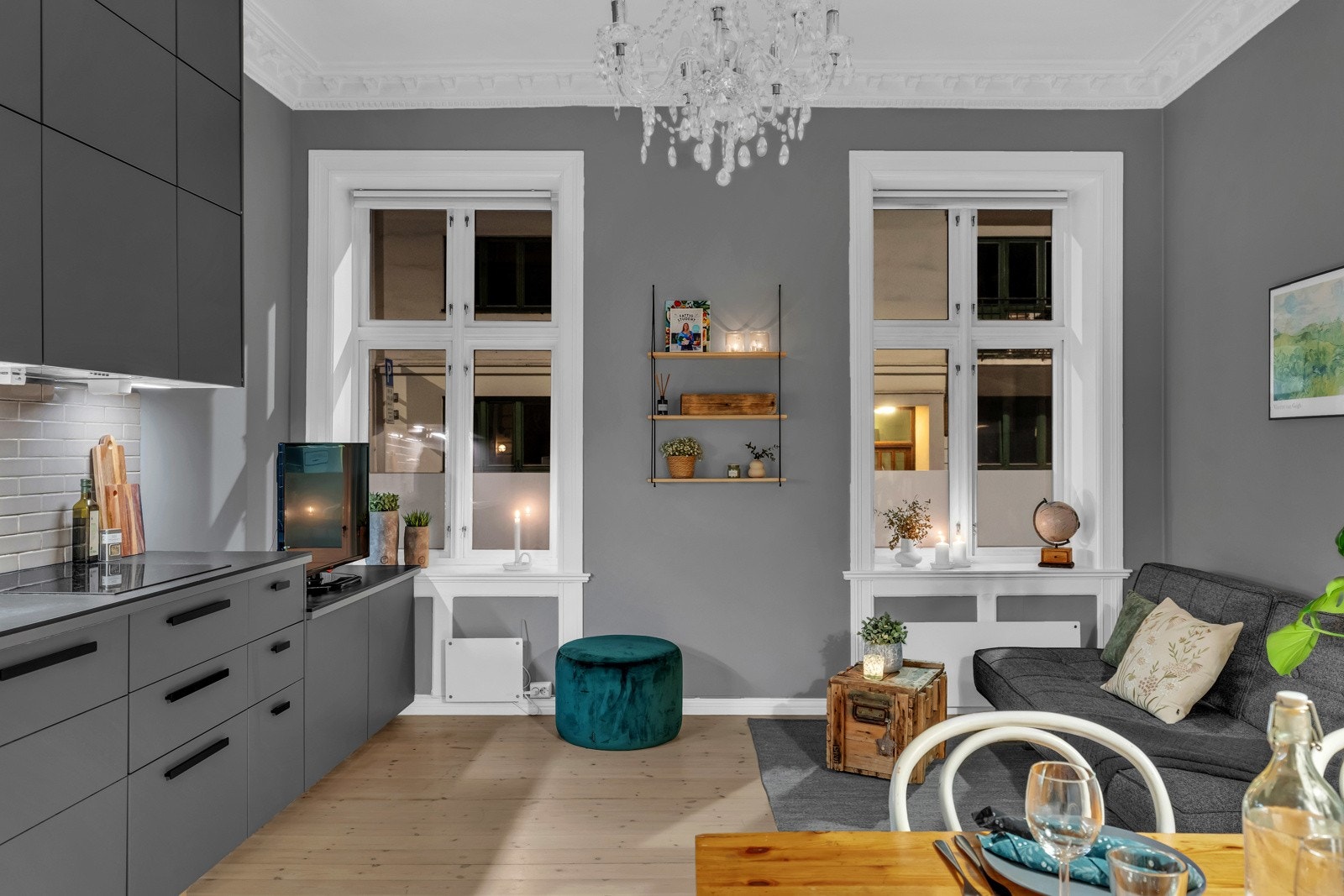 Leiligheten har varmekabler på bad, samt nyere panelovner i stue og på soverommet. Galleribilde
