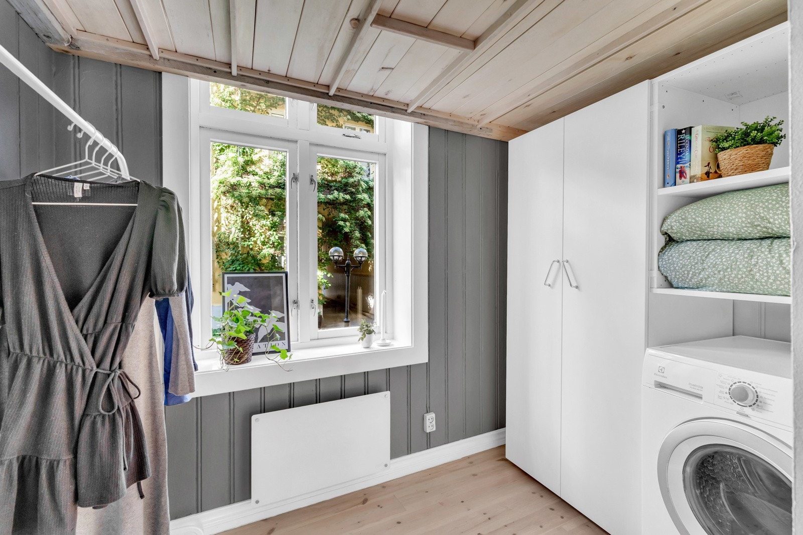 Soverommet har godt med oppbevaringsplass i skap og hyller. Her er også vaskemaskin montert med water-guard. Galleribilde