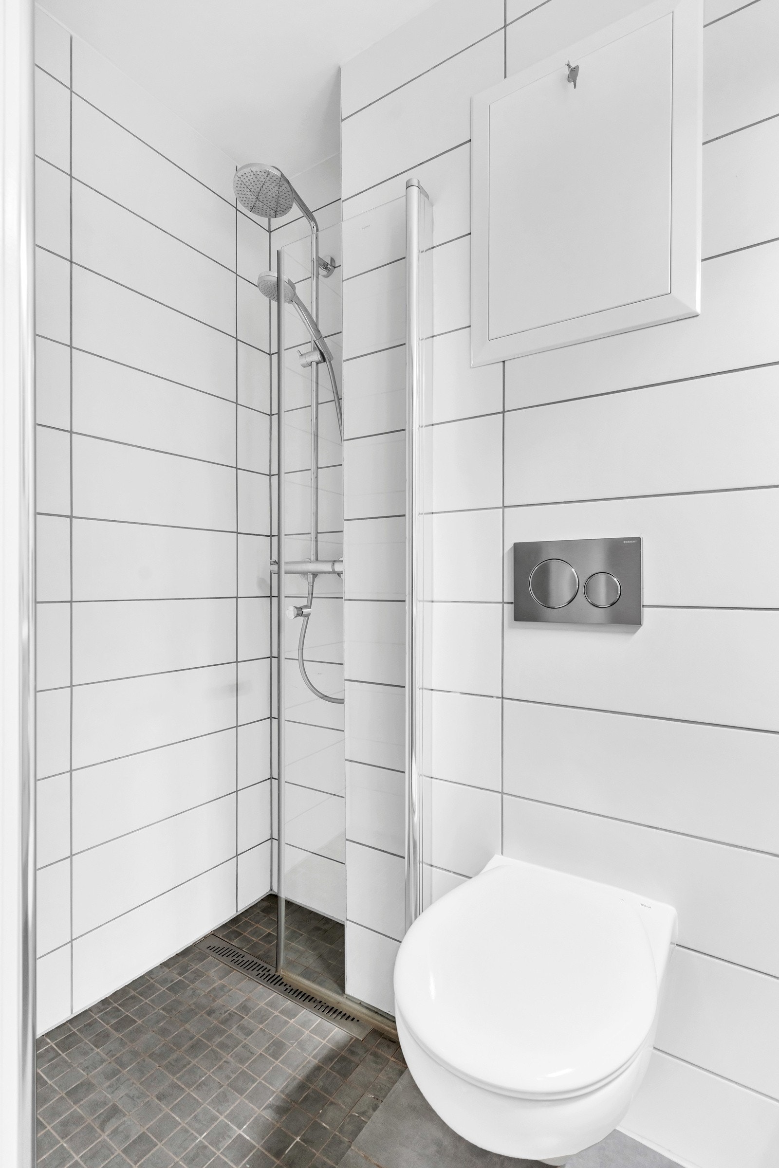 Badet har vegghengt toalett, og dusj med innfellbare dører med hånd og regndusj. Galleribilde