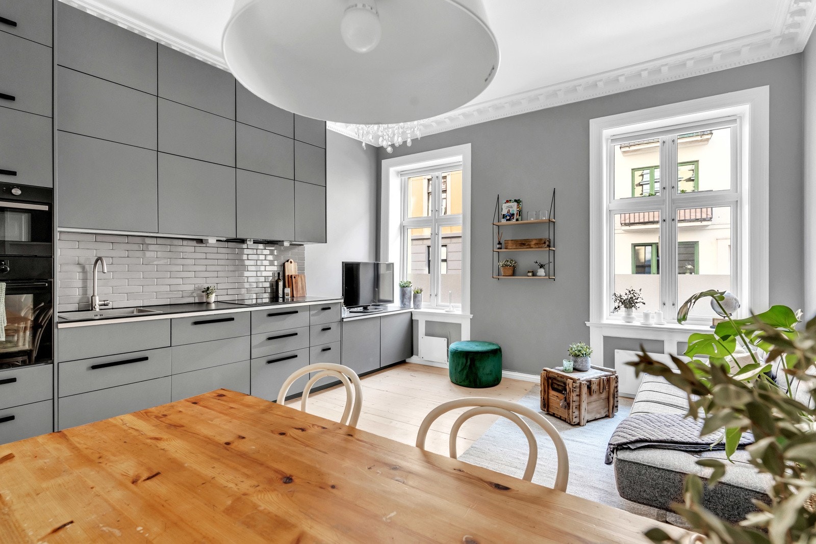 Velkommen til denne gjennomgående leiligheten i høy førsteetasje på Majorstuen- perfekt førstegangskjøp midt i smørøyet. Galleribilde