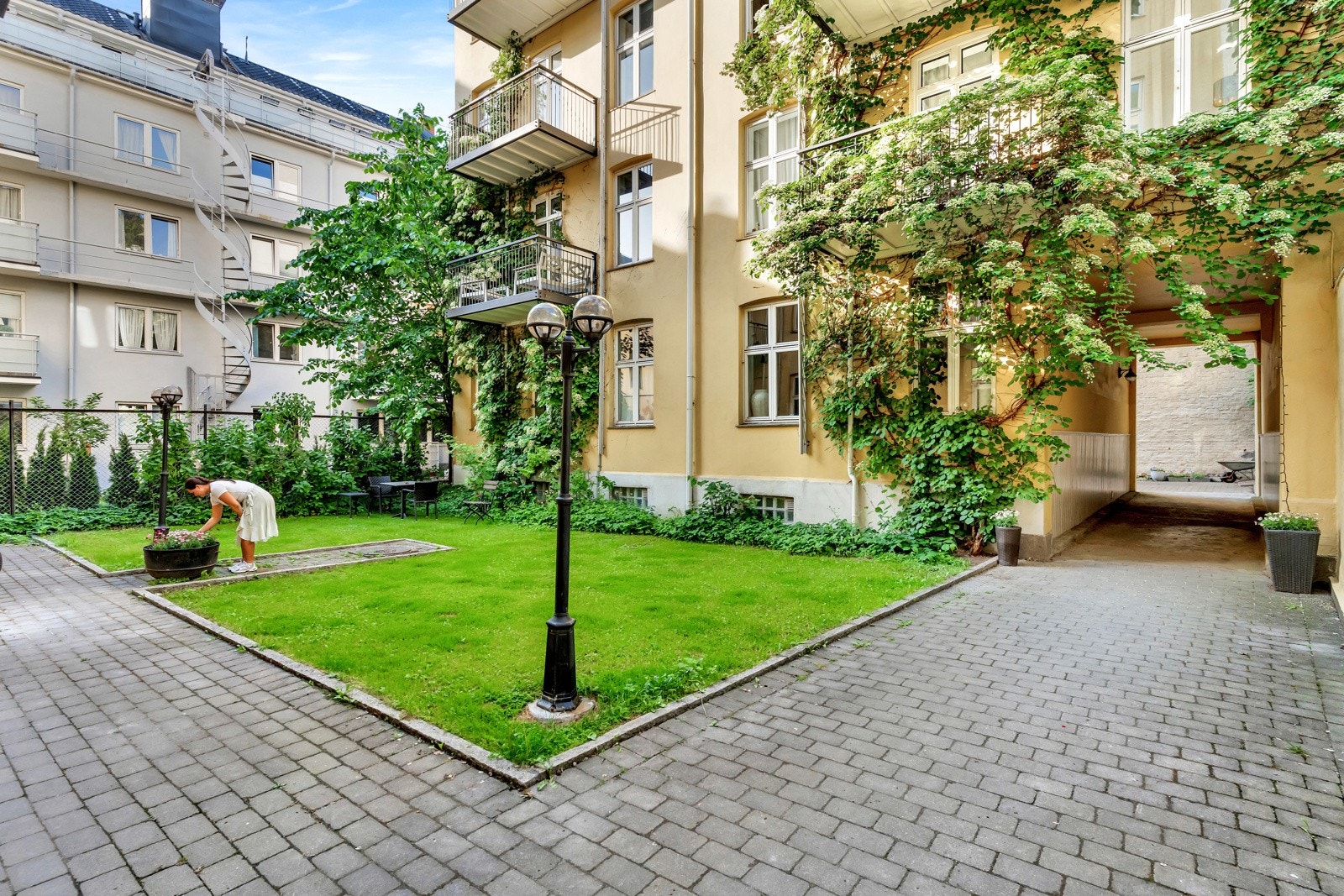 Nydelig bakgård med plen- tenk deg muligheten til å ha en hyggelig 17.Mai feiring her med dine venner. Galleribilde