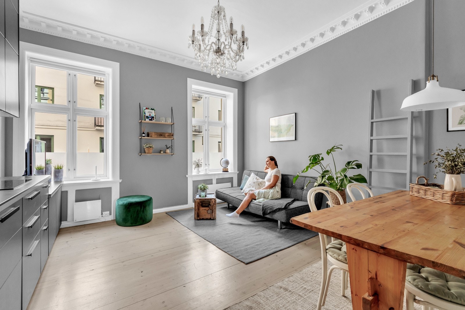 Bygården er eldre det gjennomgående med vakker stukkatur som er gjennomgående både innendørs og utendørs. Galleribilde