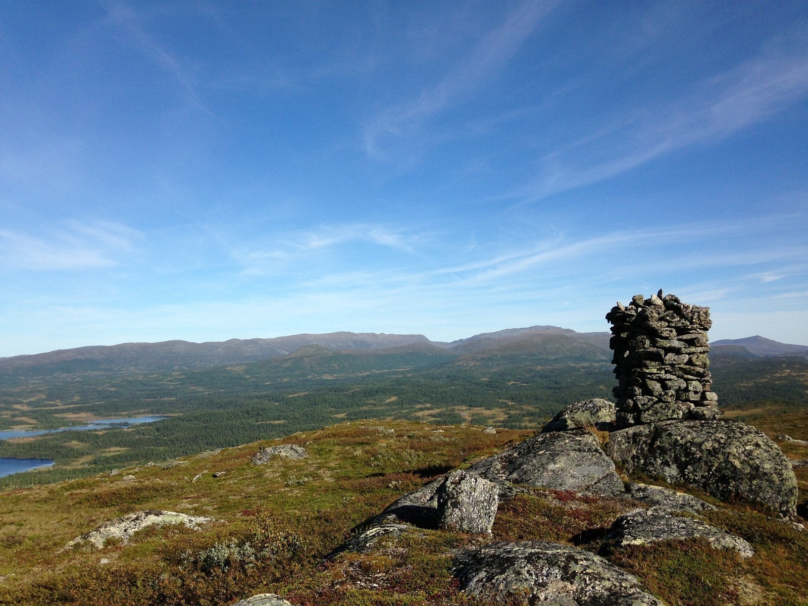Fjellterrenget ligger rett utenfor hyttetrappa og gir mulighet for korte og lange fjellturer Galleribilde