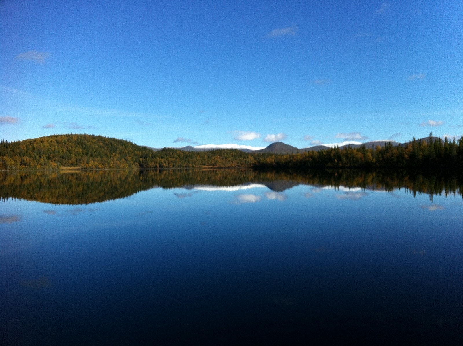 Båttur på Løvsjøen en fin høstdag i september Galleribilde