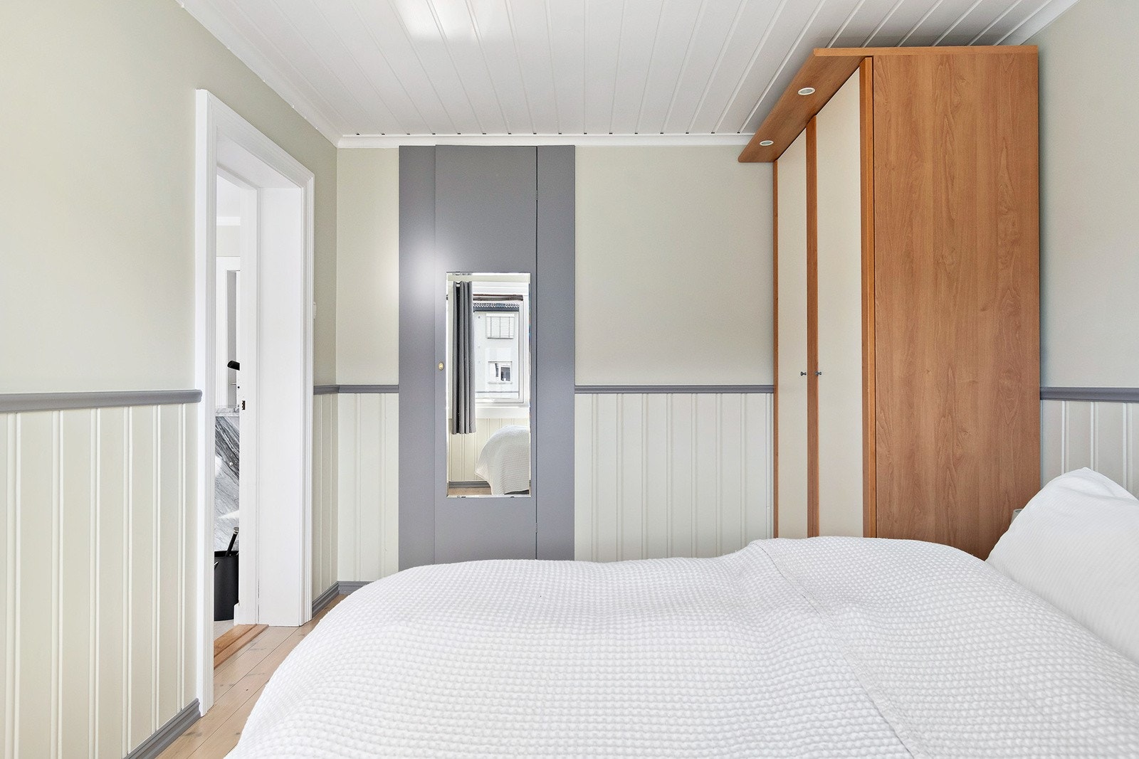 God plass til garderobeskap i tilegg til intergret garderobe. Galleribilde