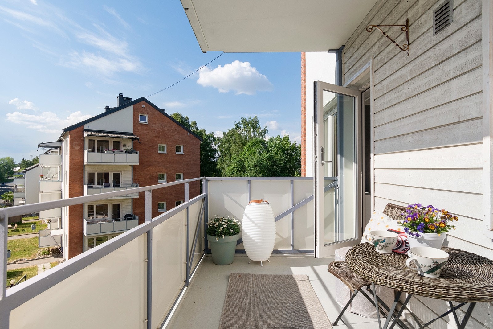 Adkomst fra stue til en stor og vestvendt balkong med svært gode solforhold. Galleribilde