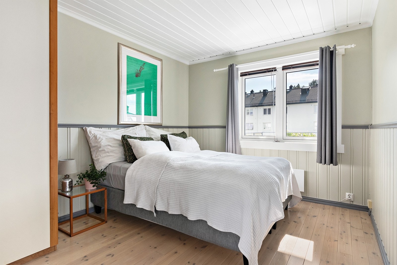 Soverom 1 har god plass til dobbeltseng, garderobeskap og nattbord. Galleribilde