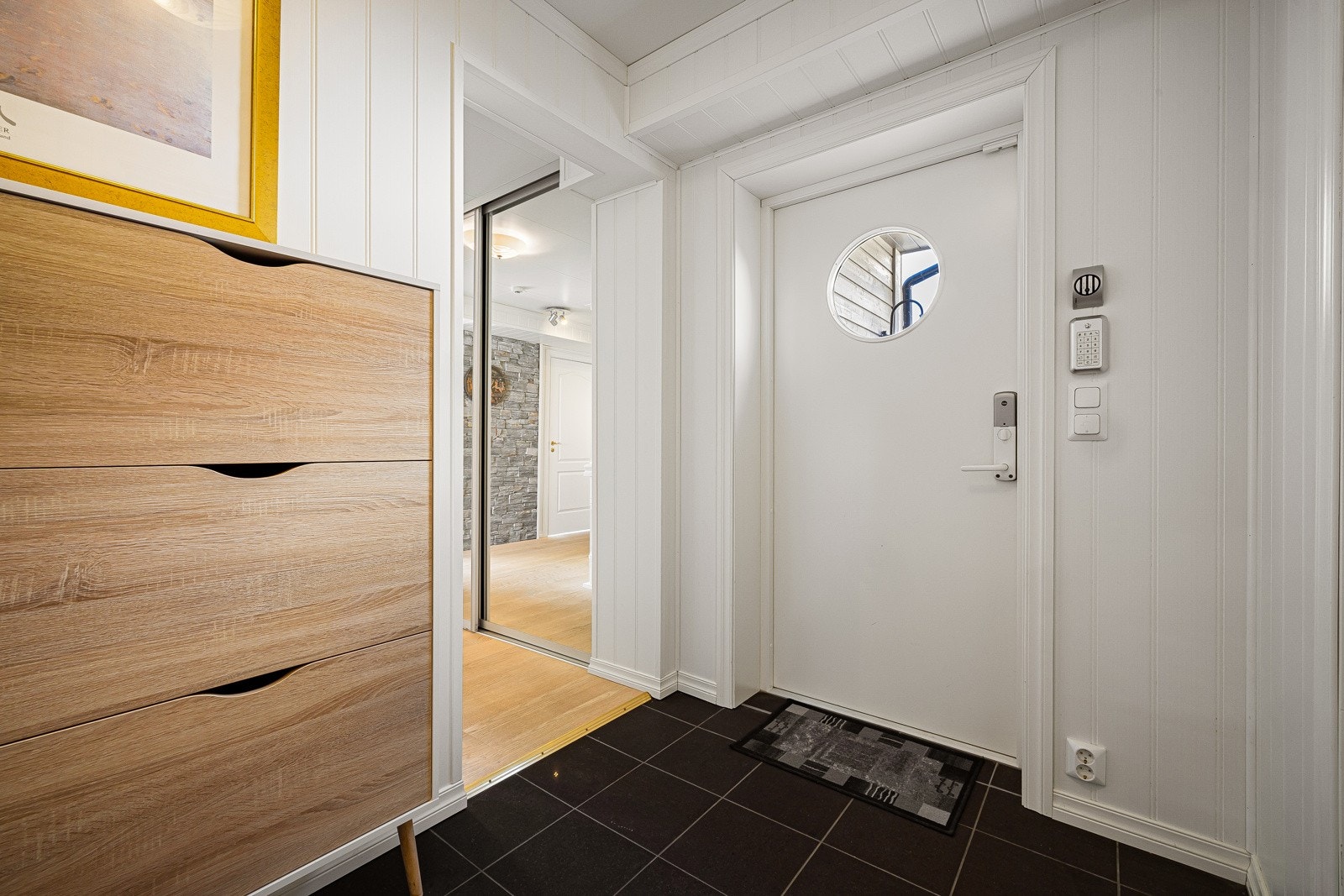 Entré med plass til å henge fra seg yttertøy og sko. Galleribilde