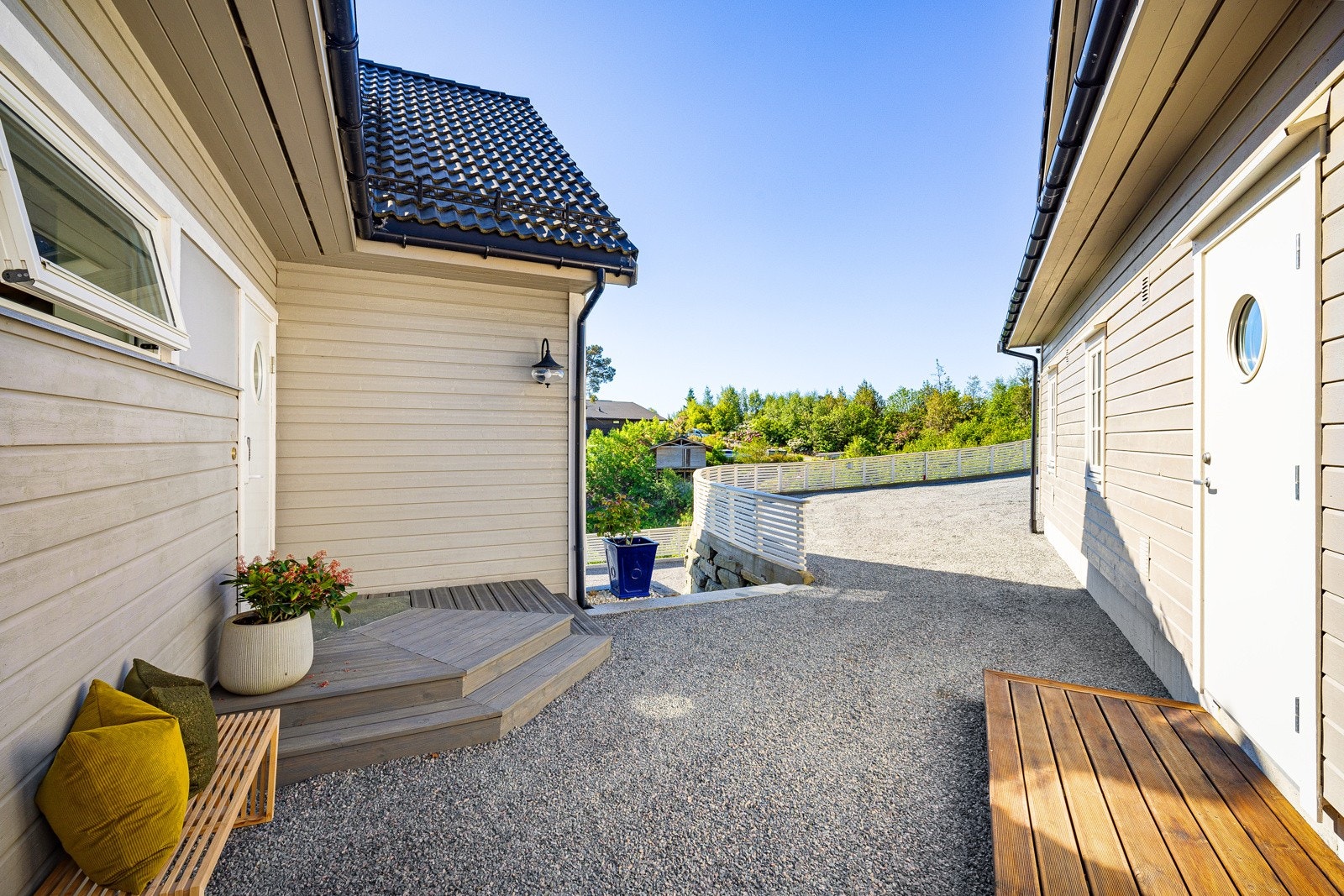 Pent gruset gårdsplass. Til høyre er inngang til garasje. Galleribilde
