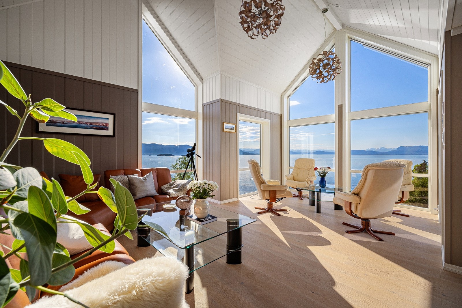 Boligen har gjennomgått en større renovering og ble bygget på - alt med ferdigattest datert 2016. Galleribilde
