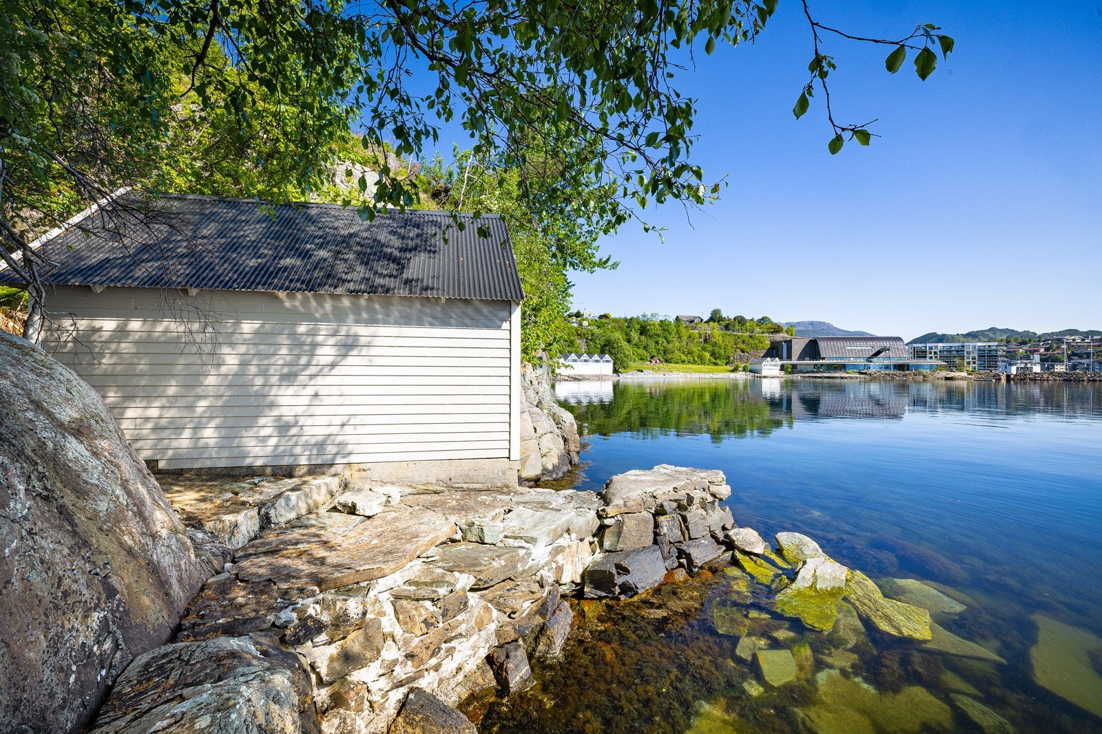 Idyllisk med Oseana og Mobergsviko i bakgrunnen. Galleribilde
