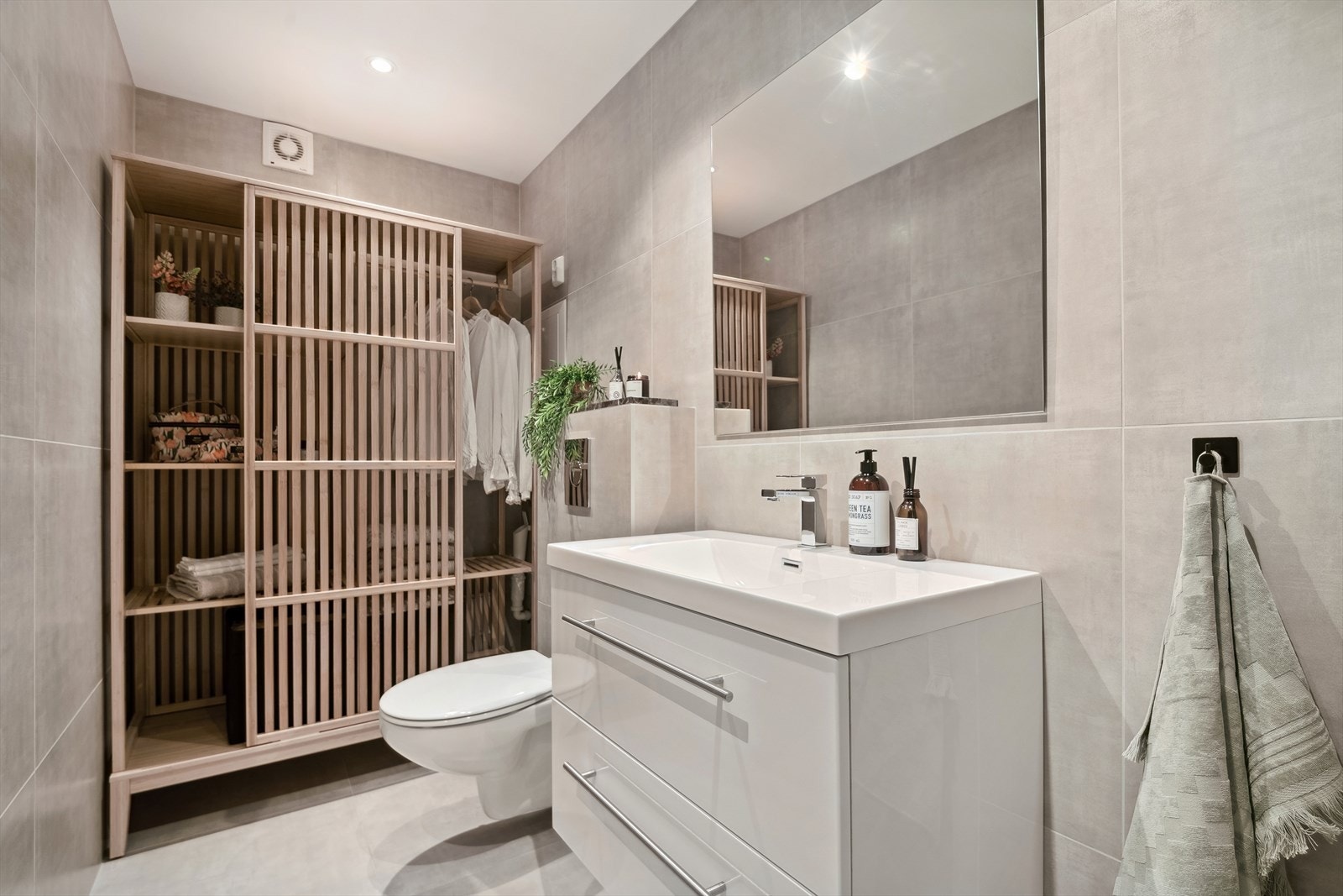 Badet er fra 2021 og fått TG1. Lekkert og moderne med dusj, opplegg til vaskemaskin, vegghengt toalett og servantinnredning. Galleribilde