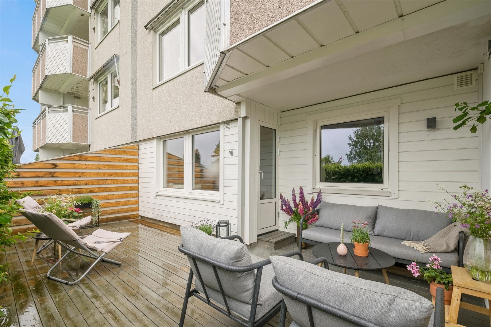 Balkongen er på hele 21m² hvor deler er overbygget som er praktisk for regn. Her har du solen til sent på kvelden. Galleribilde