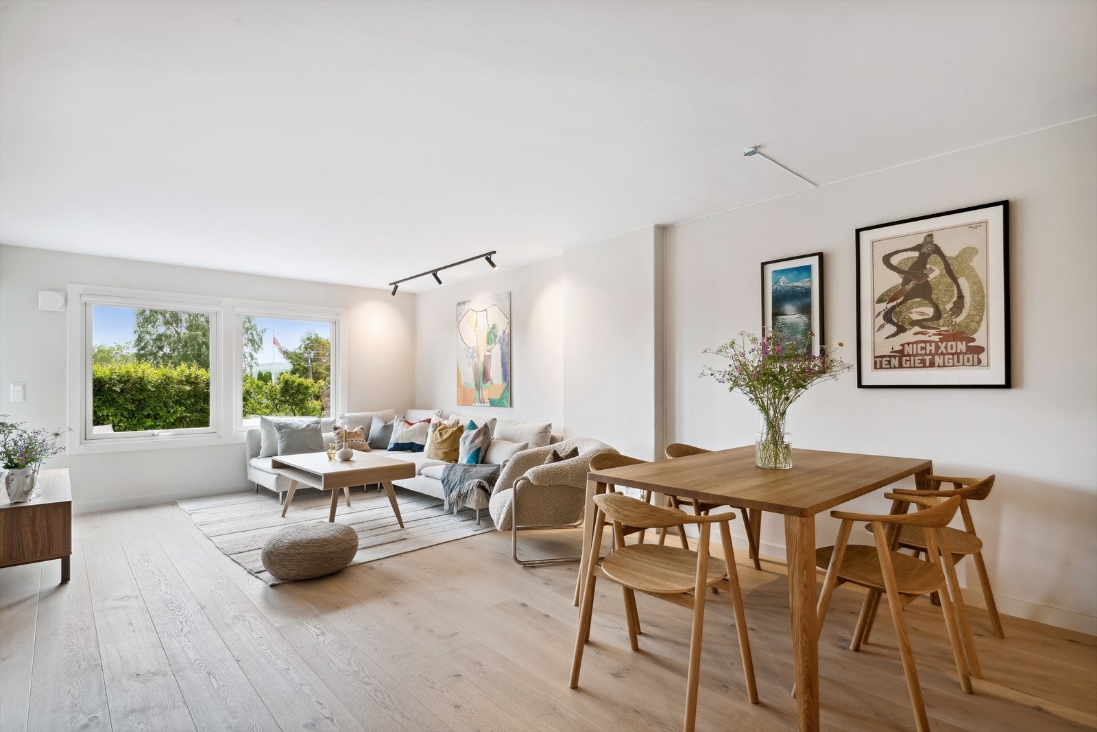 Lekker, lys leilighet pusset opp i 2021. Her er det god plass til både spisebord og en stor sofa. Galleribilde