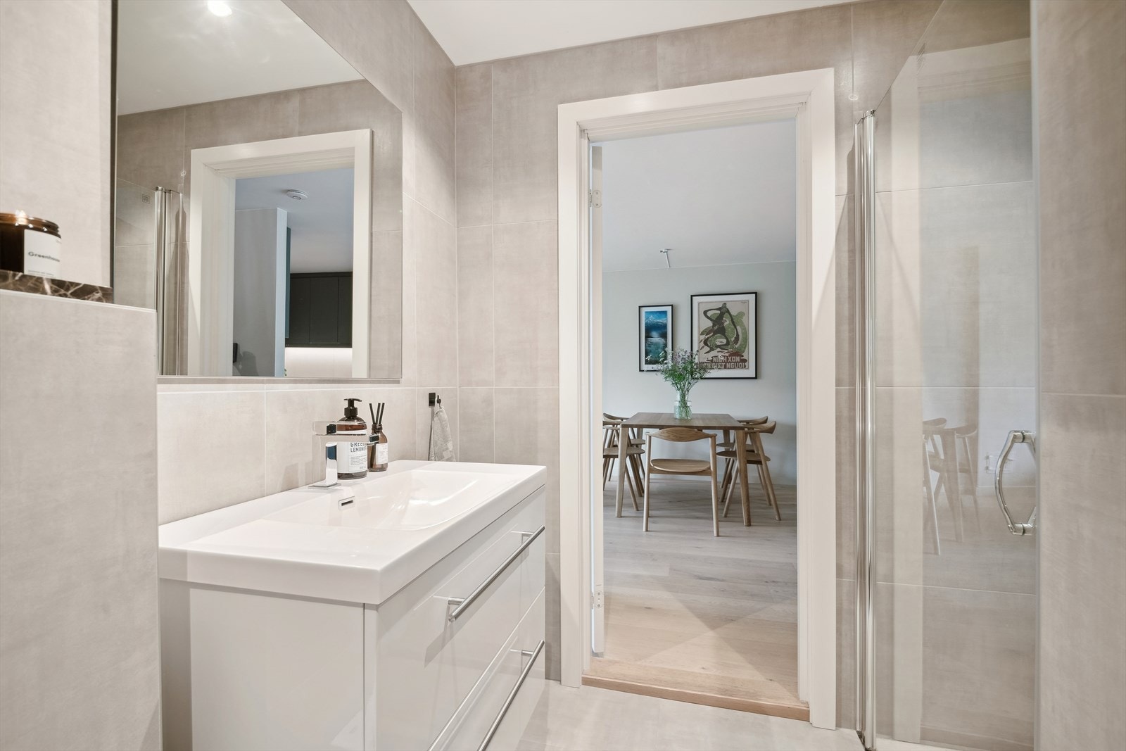 Det lekre badet er praktisk innredet, romslig og lekkert. Badet har fått TG1. Galleribilde