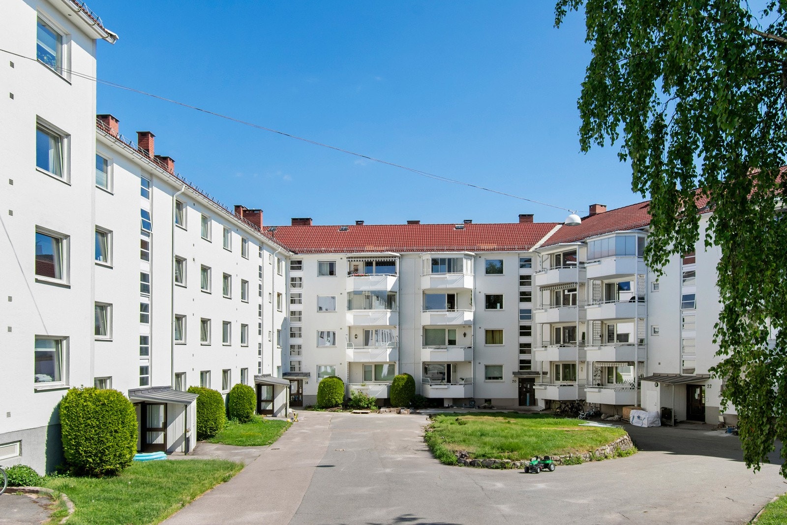 Leiligheten ligger fint til i Marmorberget borettslag på Lambertseter. Fra leiligheten er det kort vei til flere lekeplasser, barnehager og skoler i alle klassetrinn. Området er populært for folk i alle aldre med nærhet. Galleribilde