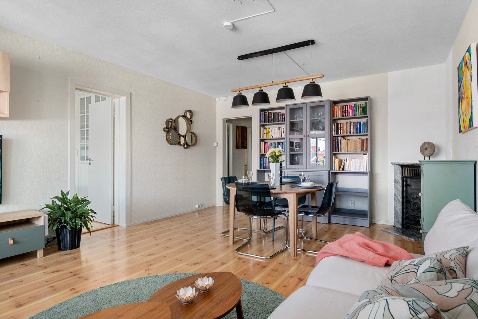 Romslig og lys stue med god plass til spisebord og sofagruppe. Galleribilde