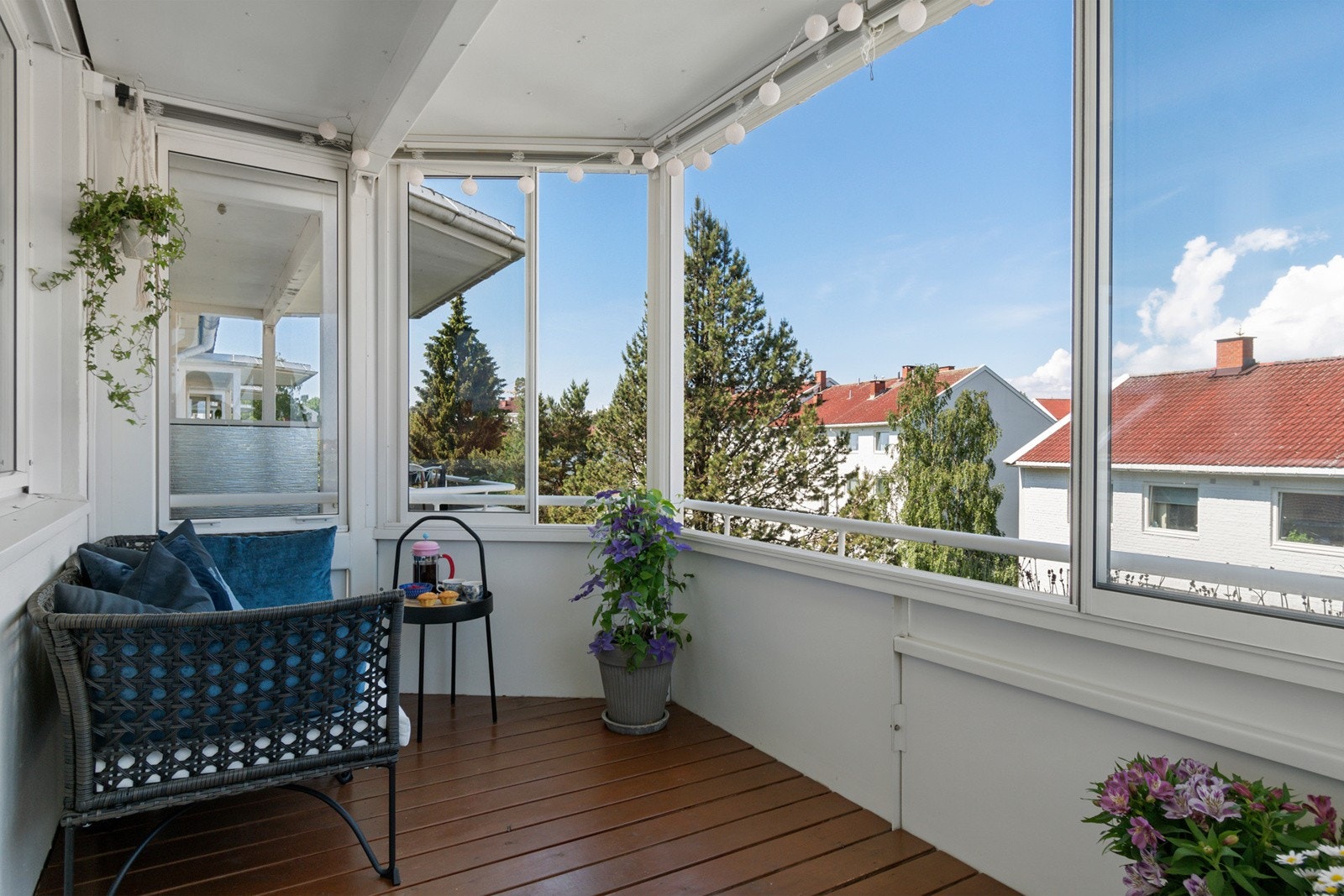 Utgang fra stue til en herlig nord/- vestvendt innglasset balkong med tregulv på ca. 7 m². Balkongen har skjermet beliggenhet på hjørnet av bygget. Videre utstyrt med utelys og strømuttak. Galleribilde