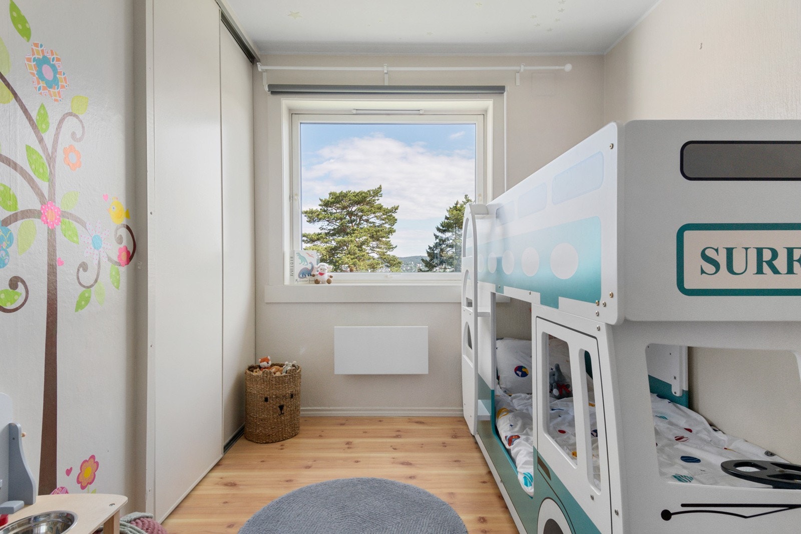 Soverom nr. to har garderobeskap med skyvedør. Dette rommet fungerer utmerket som barnerom, gjesterom eller kontor. Galleribilde