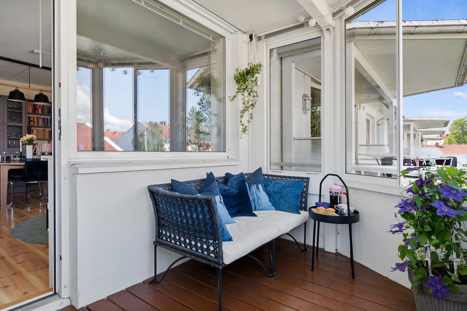 Innglasset balkong hvor sommeren lett kan forlenges! Her er det god plass til ønsket møblement hvor man kan invitere venner og familie til hyggelige sammenkomster. Galleribilde