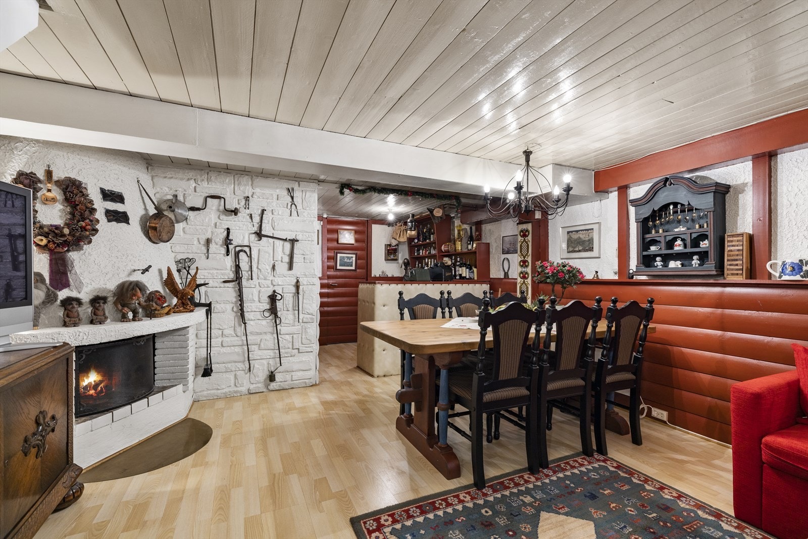 I kjelleren finner du også en peis som gir hygge og god varme på kalde vinterdager. Galleribilde