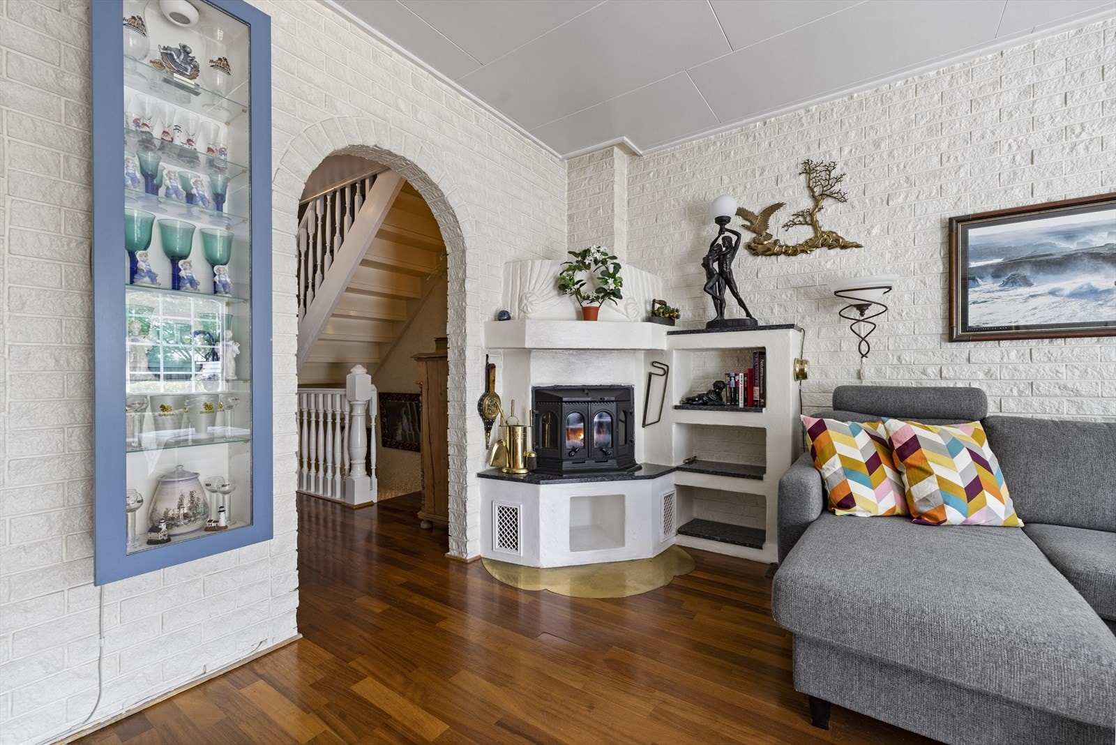 I stuen finner du også en peis som gir hygge og god varme på kalde vinterdager. Galleribilde