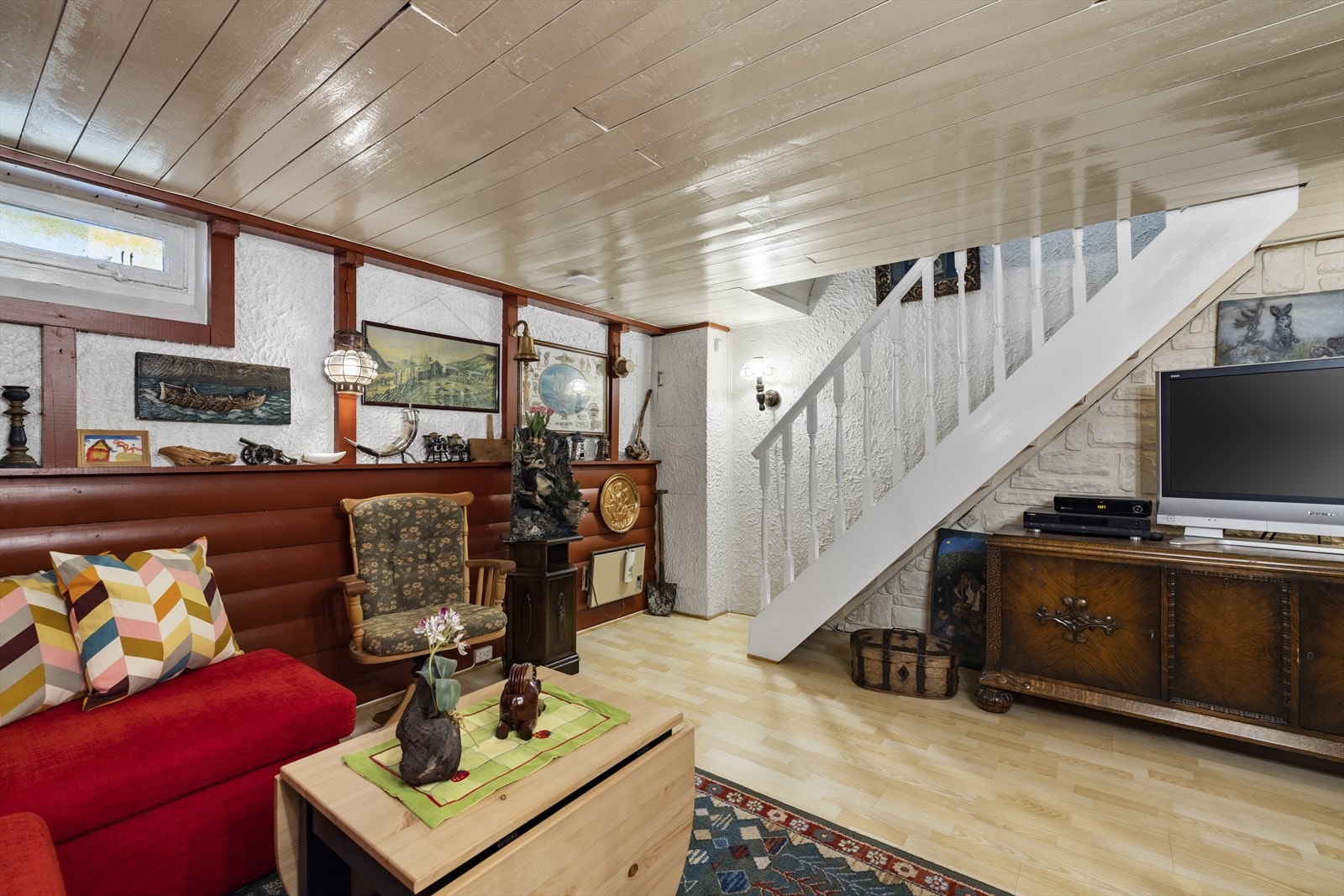 Trappen fører ned til kjelleren med kjellerstue og to boder. Galleribilde