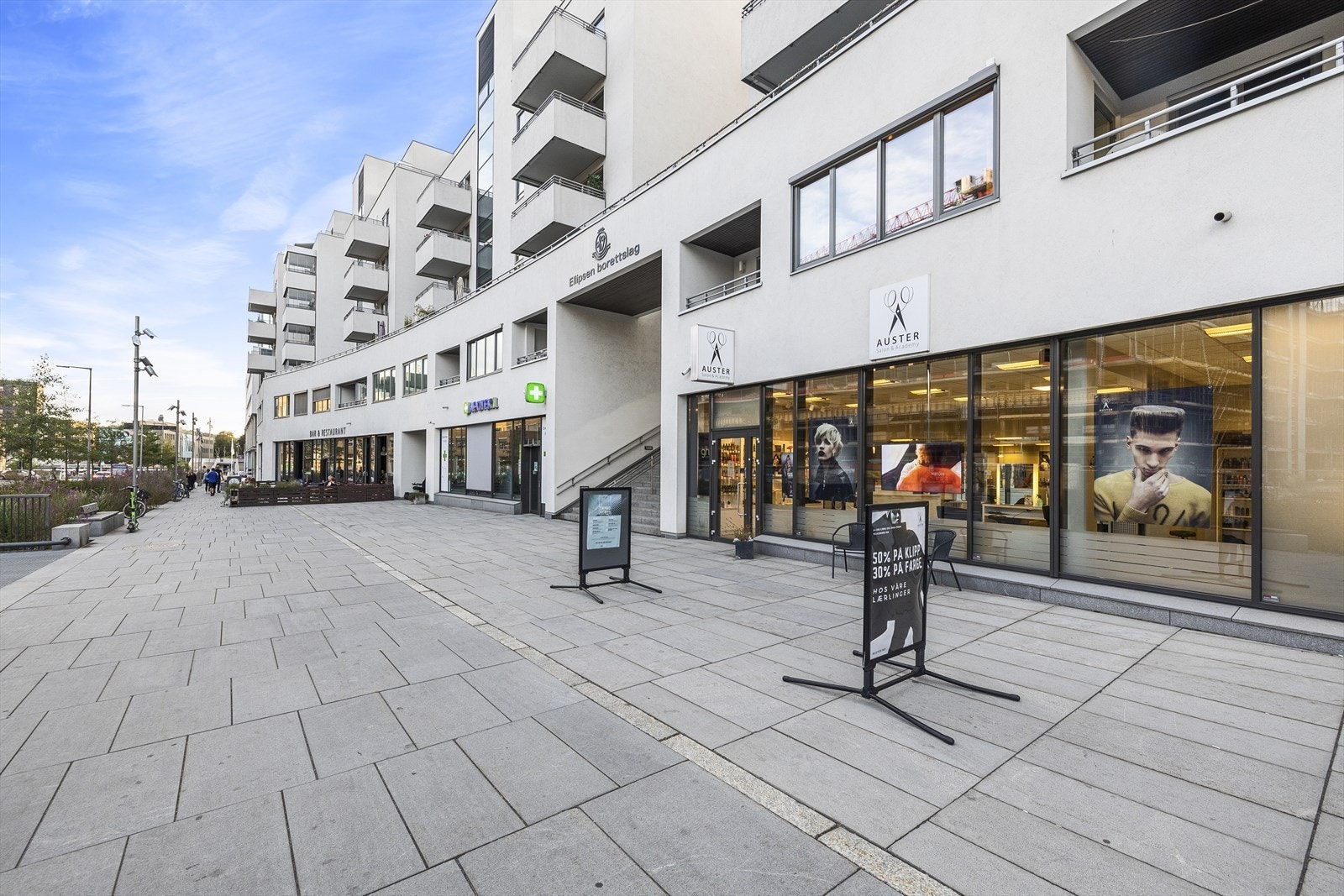 Kort vei til ensjl med flere cafeer, frisør, Kiwi, Rema 1000, etc Galleribilde