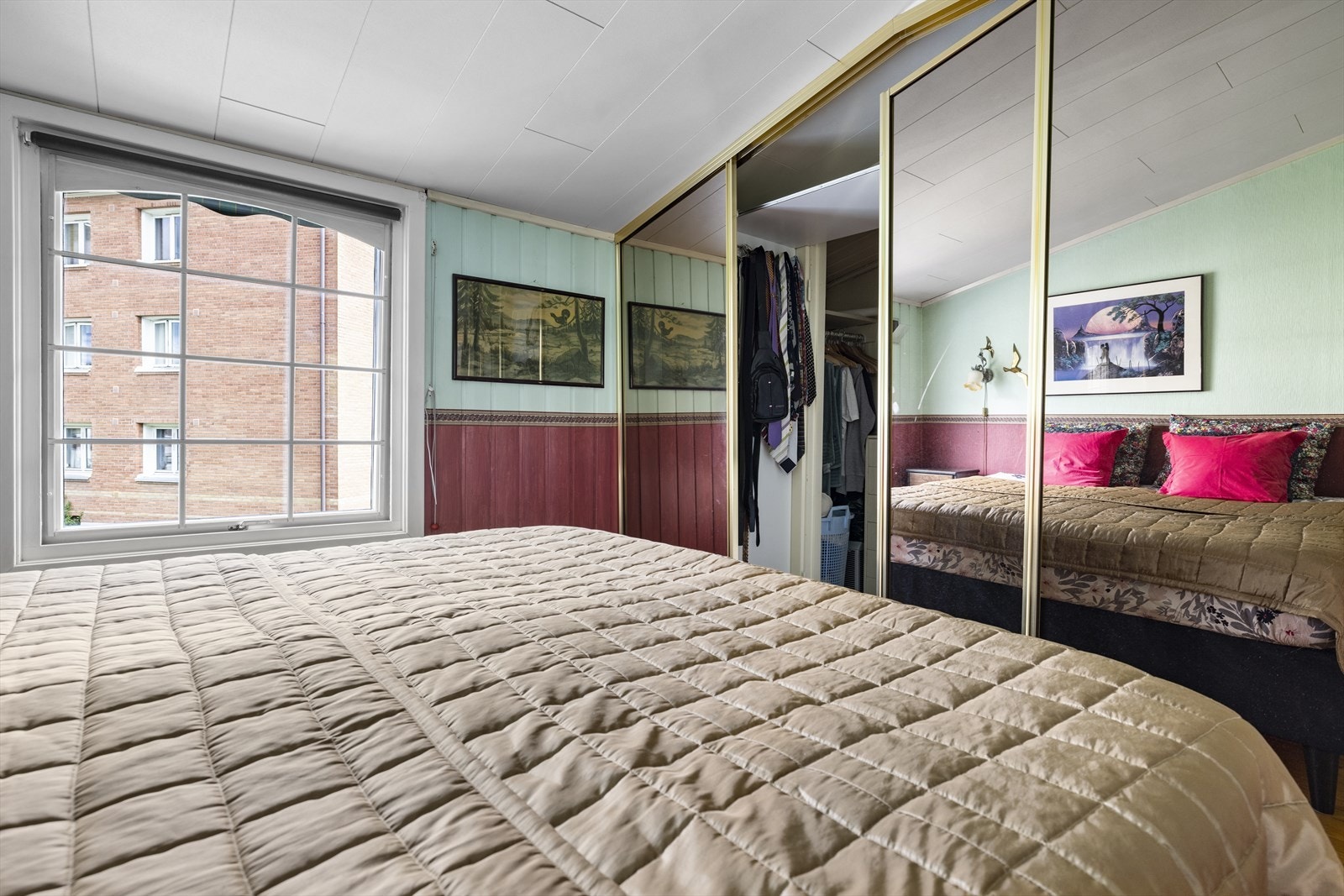 Skyvedørsgarderobe med mye plass Galleribilde