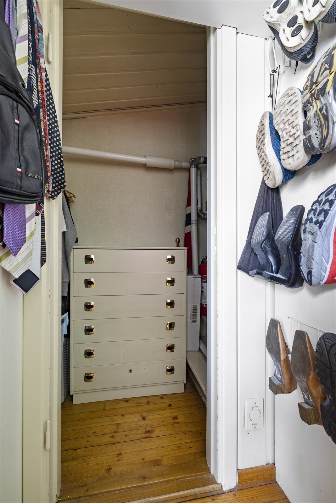 Litt walk in garderobe følelse. Mer plass innover der Galleribilde